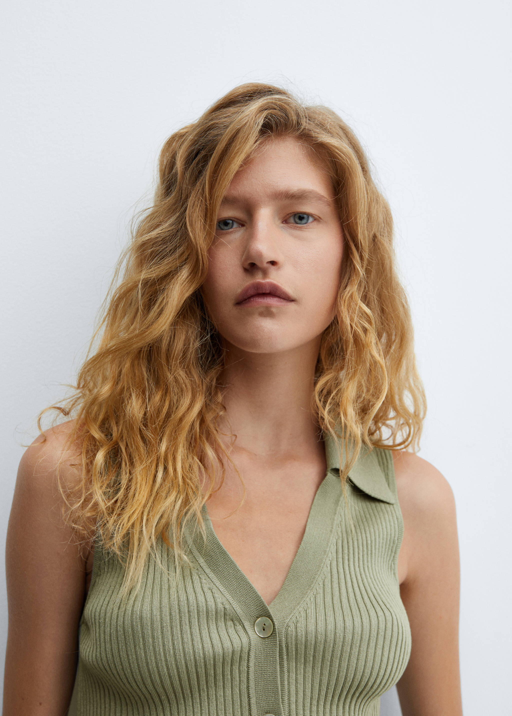 Buttoned knit top - Details of the article 1