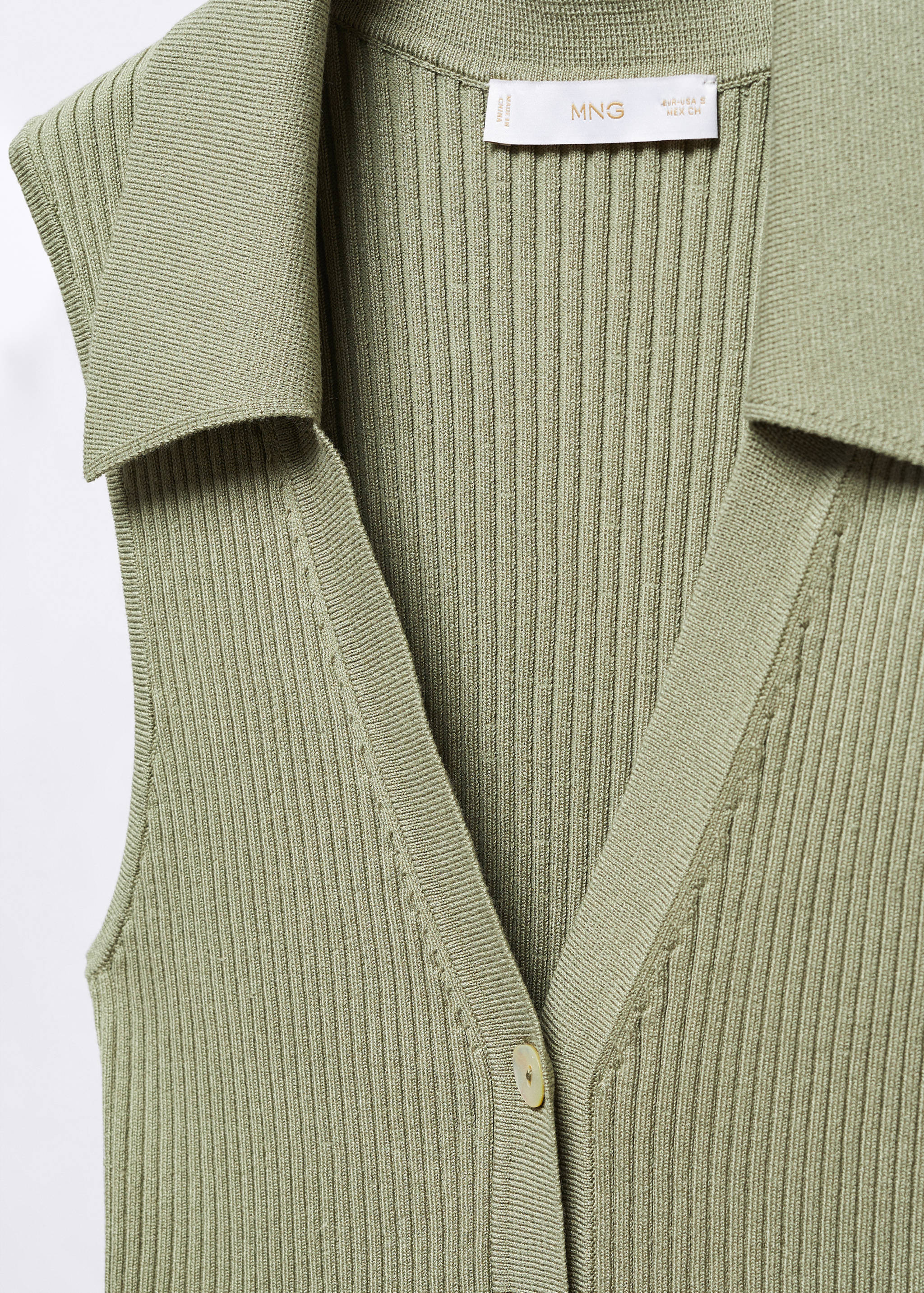 Buttoned knit top - Details of the article 8