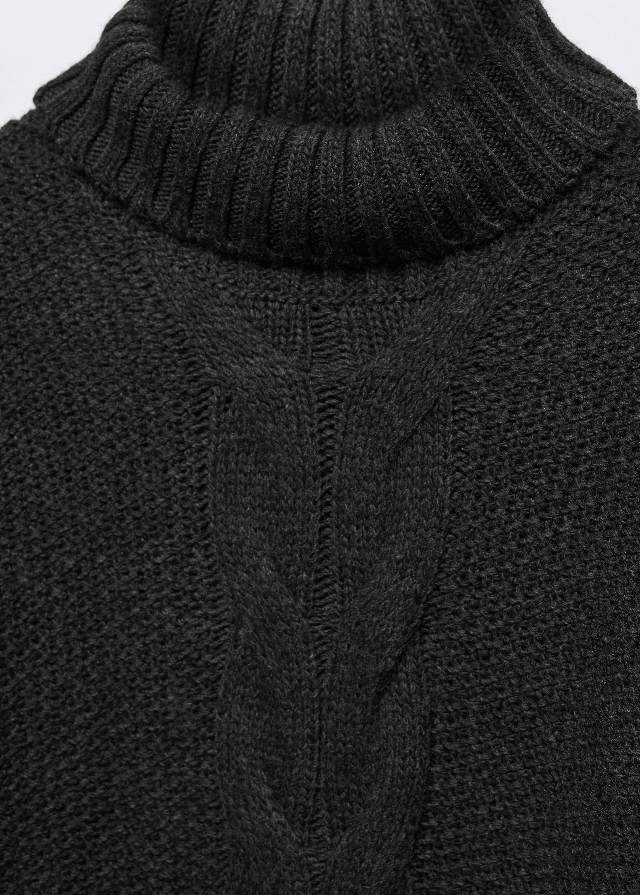 Pullover aus Wollgemisch mit Flechtmuster-Detail - Detail des Artikels 8