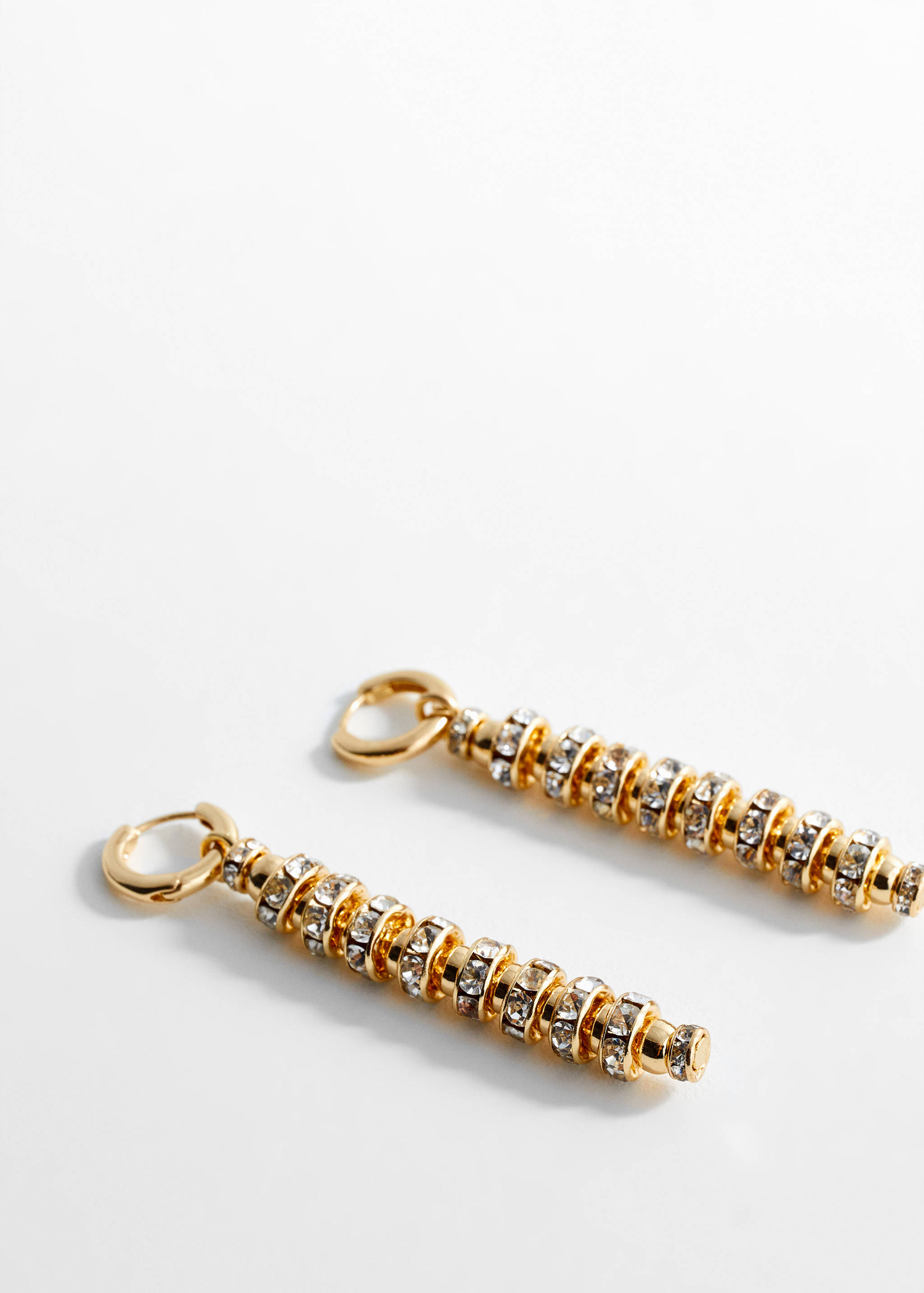 Boucles d’oreilles avec un pendentif en cristaux - Plan moyen