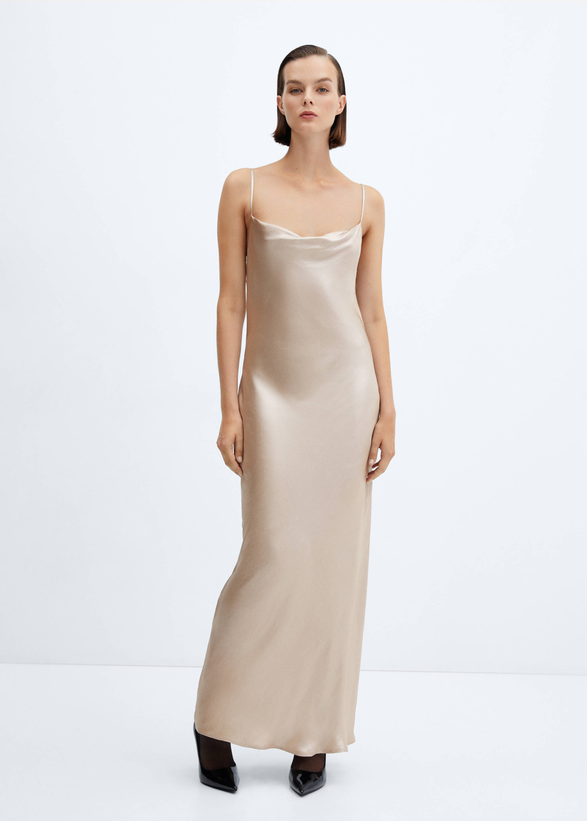 Robe satinée dos nu - Plan général