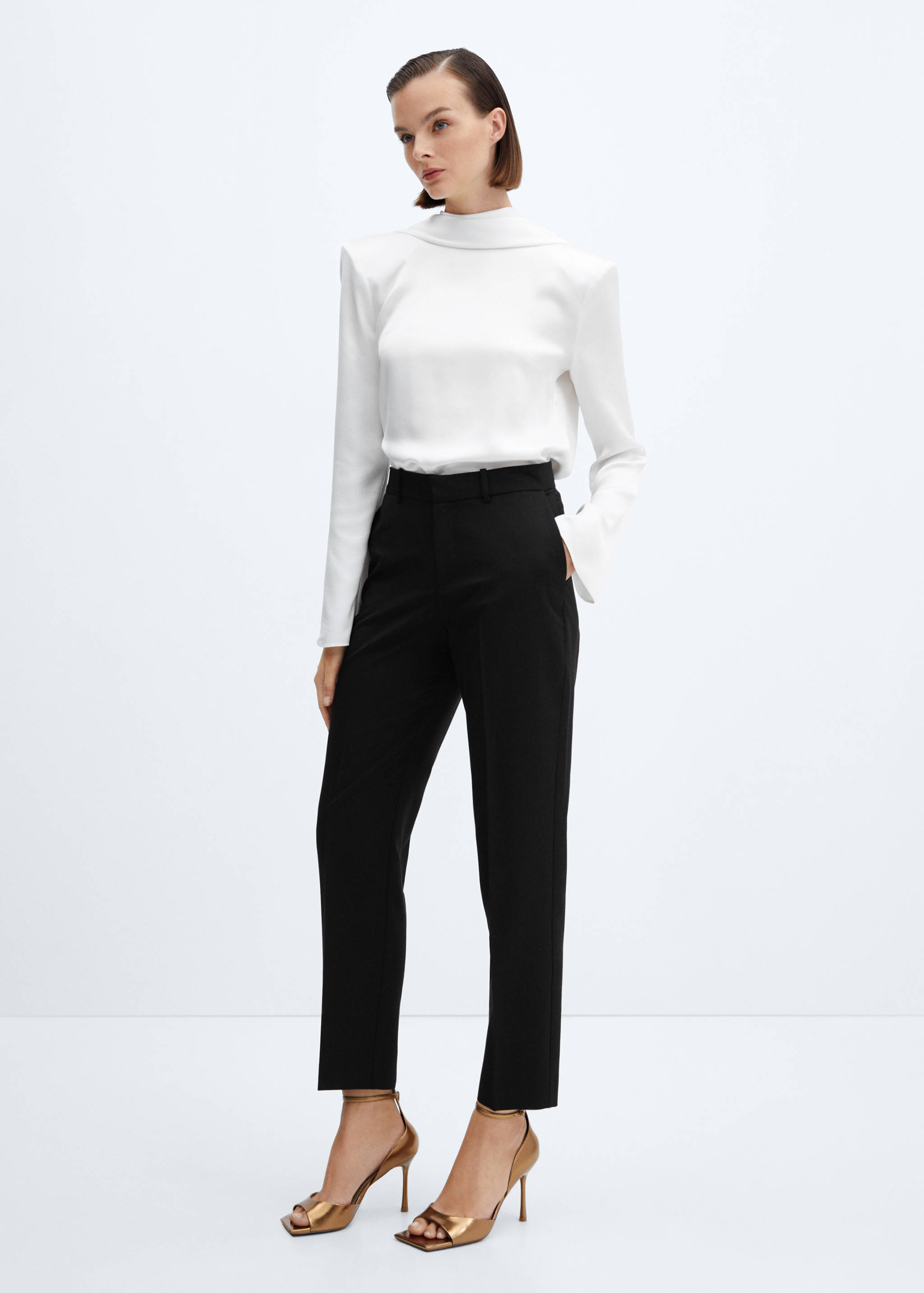 Open-back blouse with shoulder pads - General plane