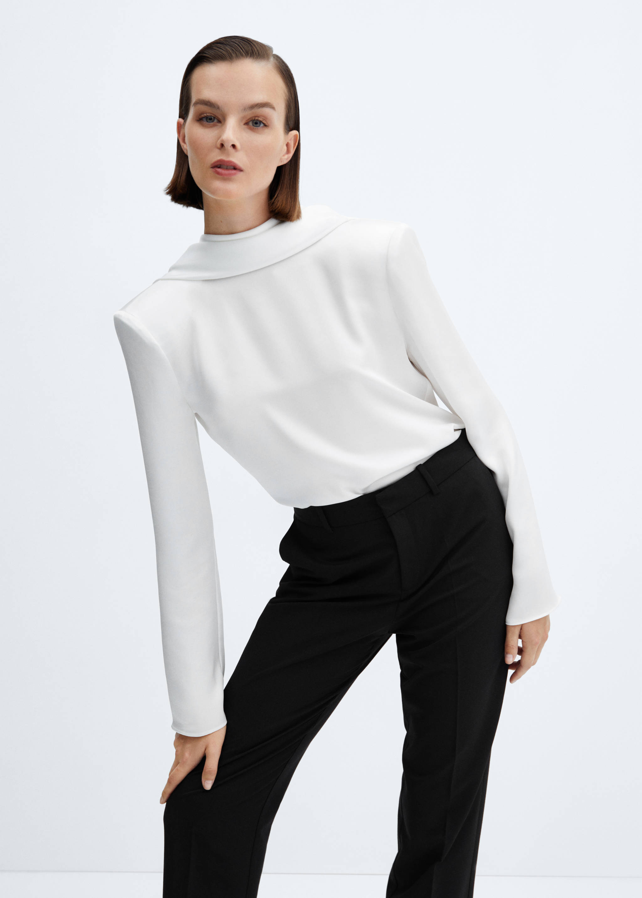 Open-back blouse with shoulder pads - Medium plane