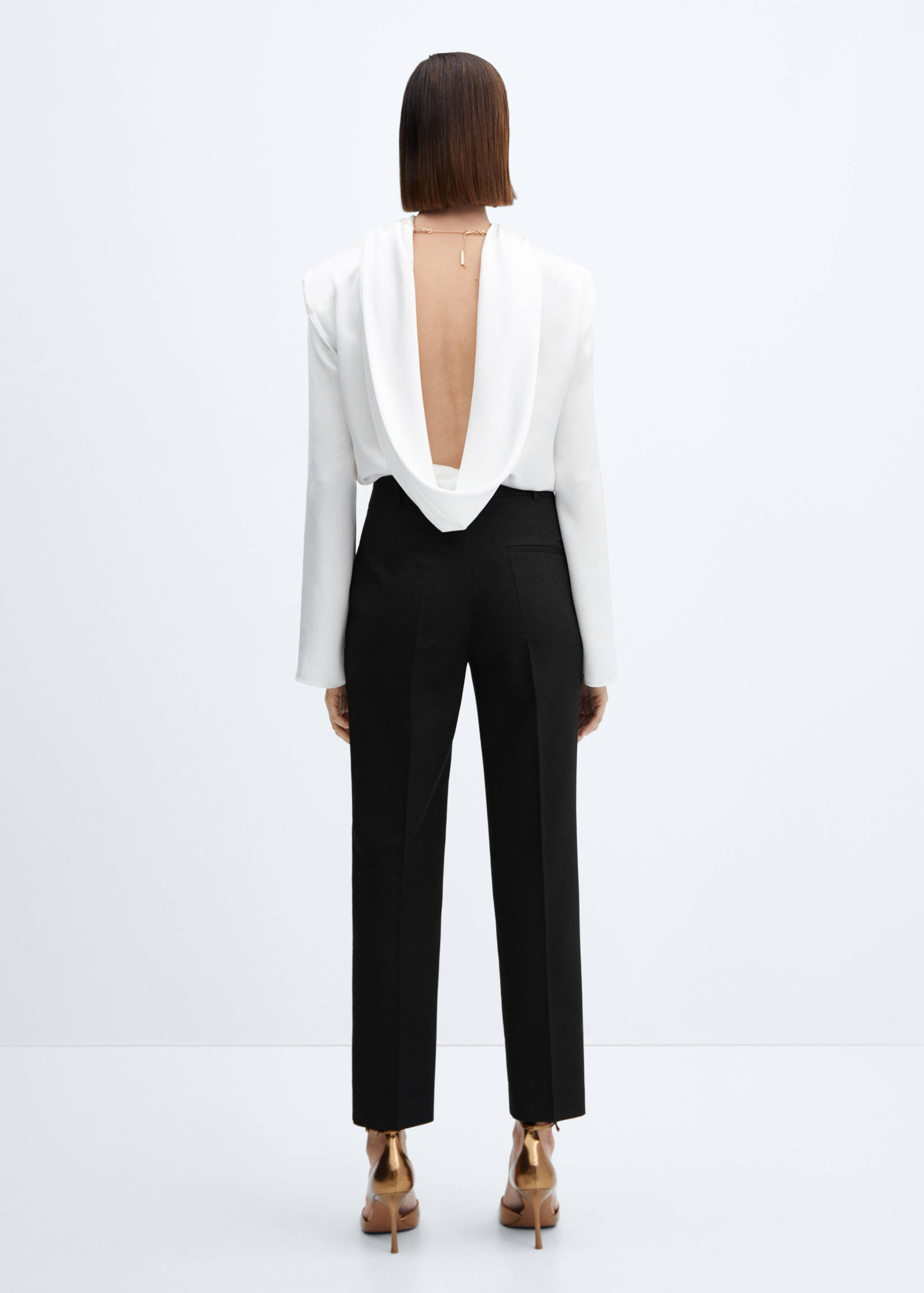 Open-back blouse with shoulder pads - Reverse of the article