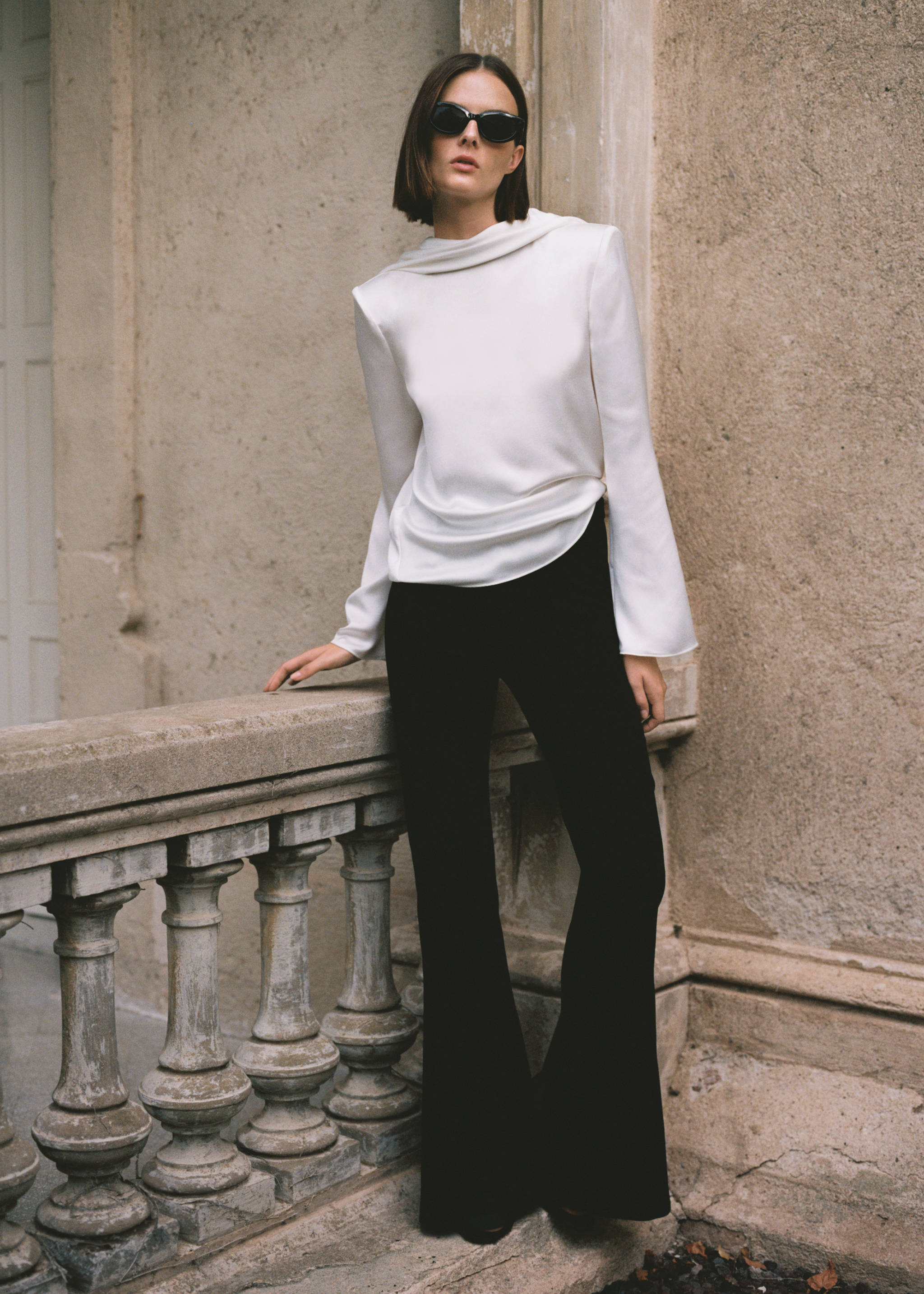 Open-back blouse with shoulder pads - Details of the article 3