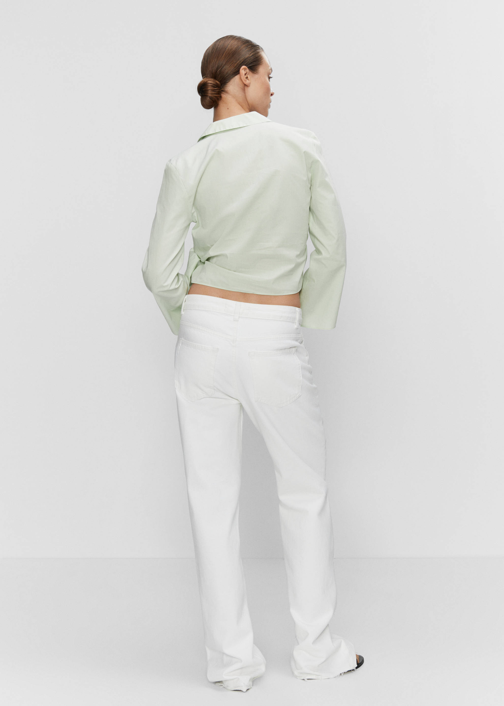 Wickelhemd mit Knotendetail - Rückseite des Artikels