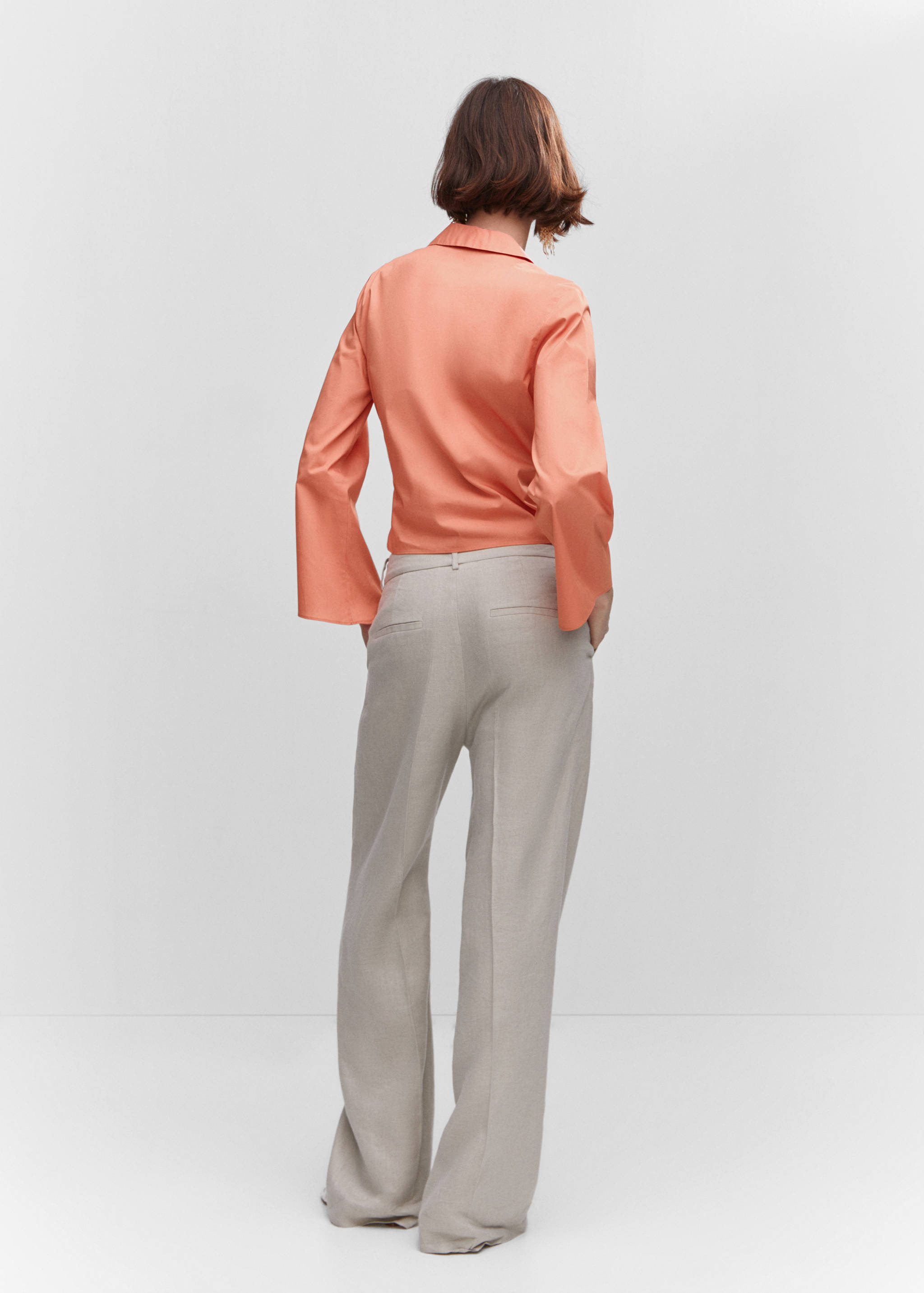 Wickelhemd mit Knotendetail - Rückseite des Artikels