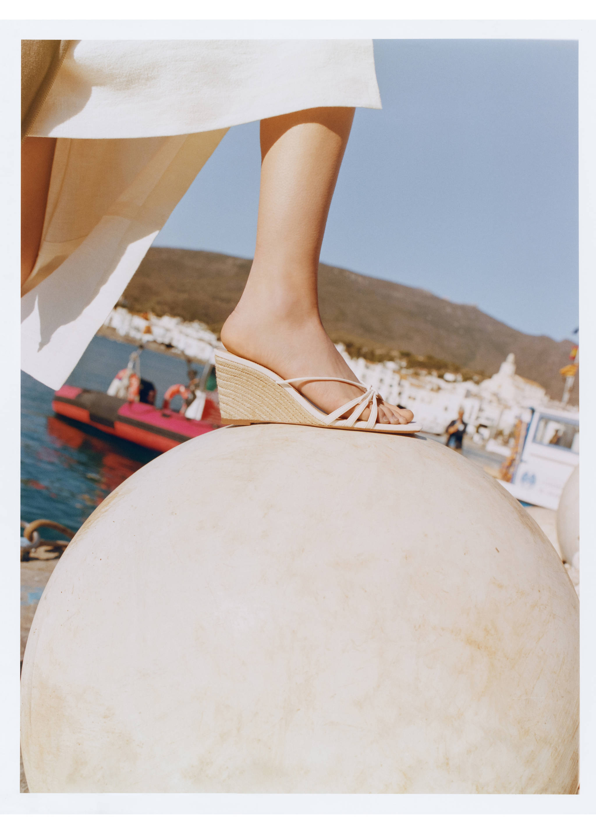 Sandaler med kilehæl og reimer - Total bildeutsnitt