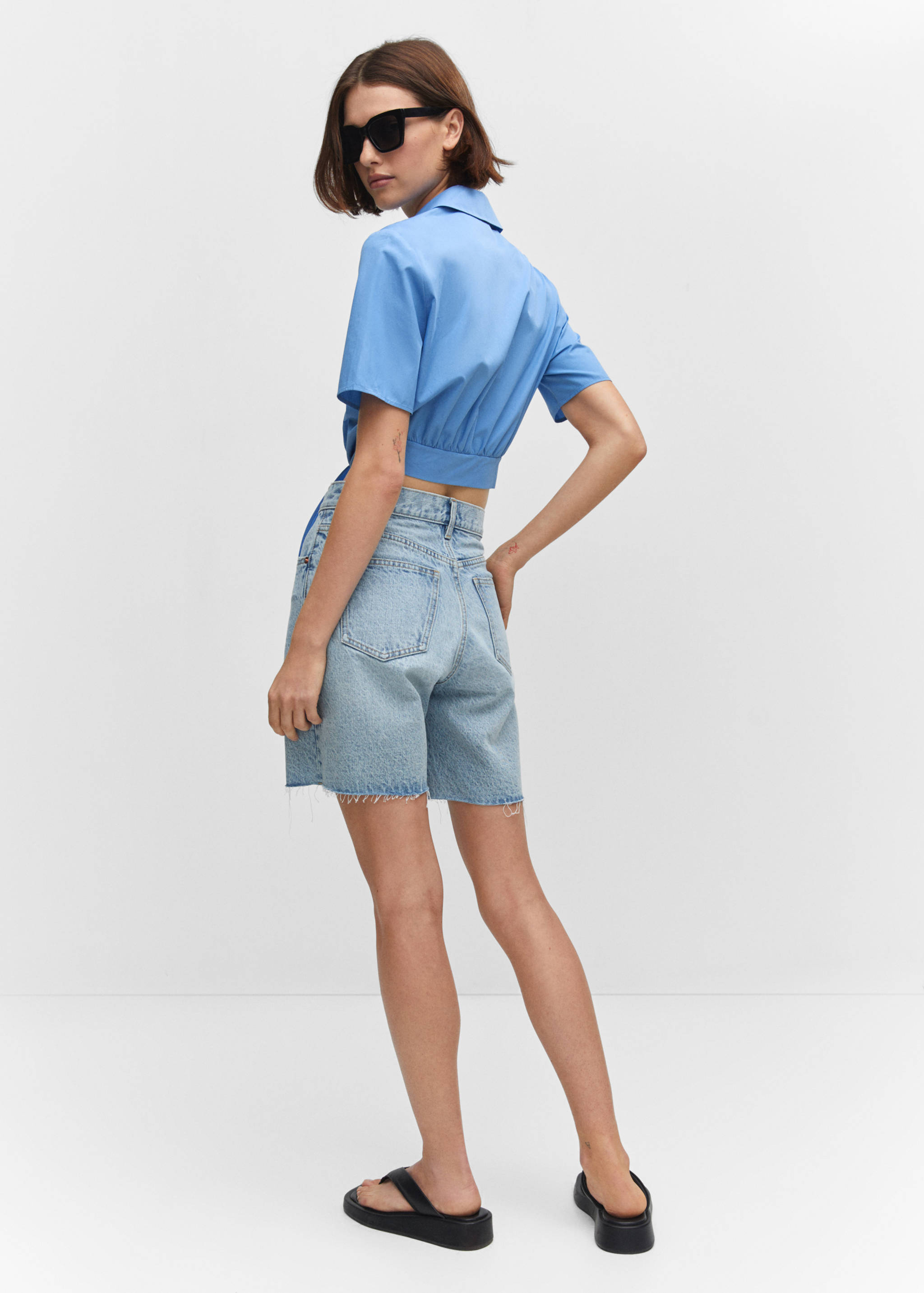 Cropped shirt with knot - Reverse of the article