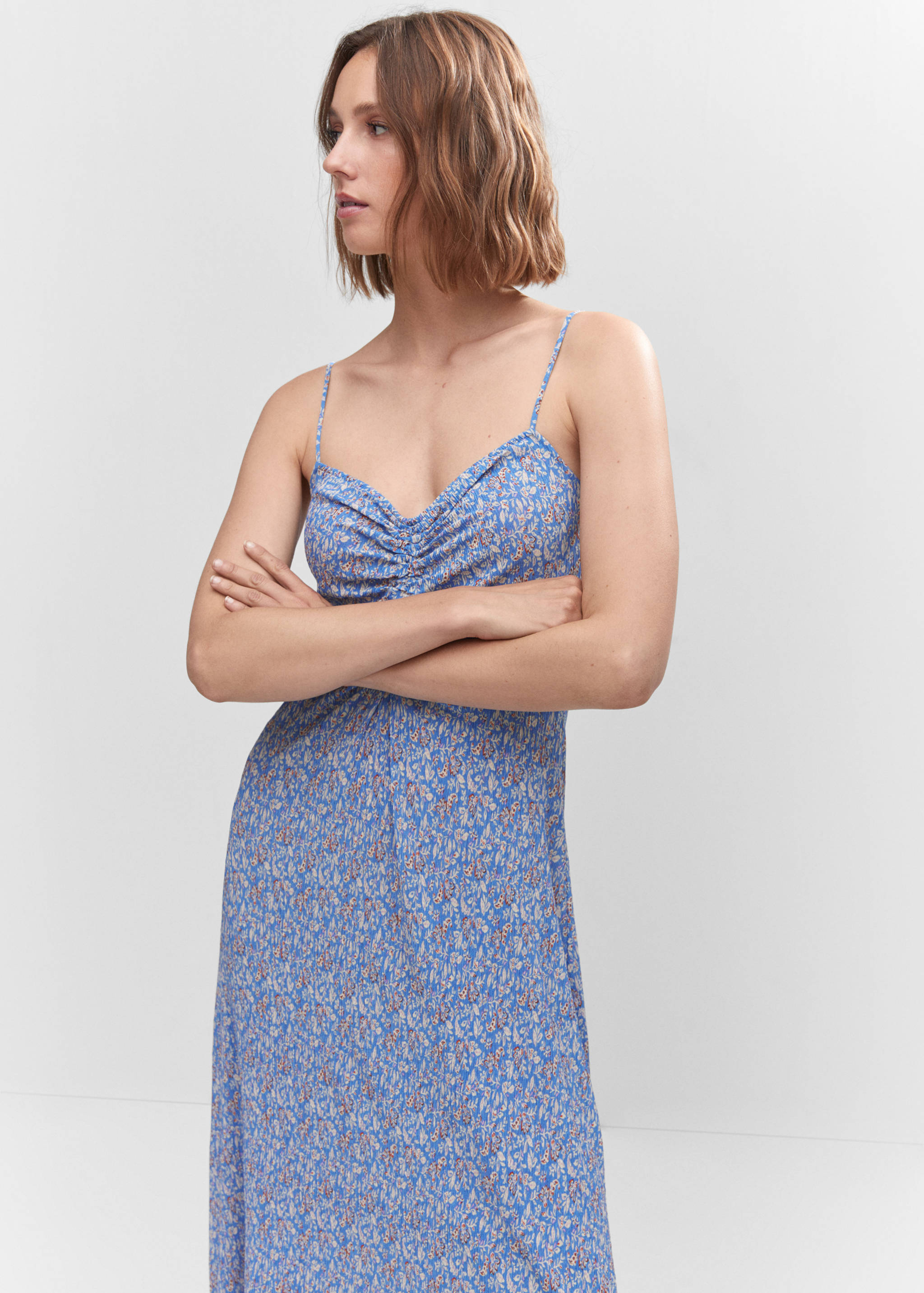 Robe à fleurs détail froncé - Plan moyen