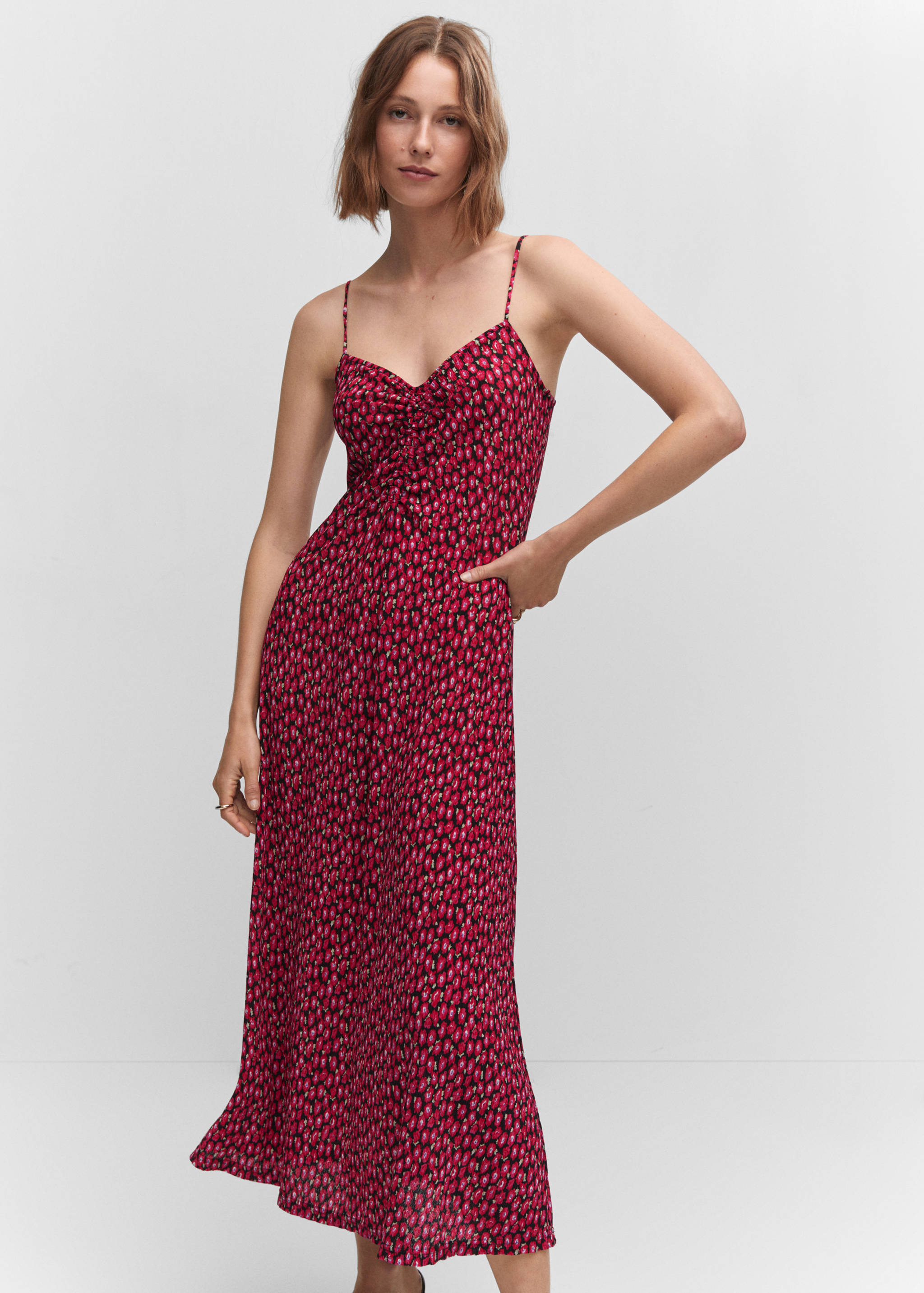 Robe à fleurs détail froncé - Plan moyen
