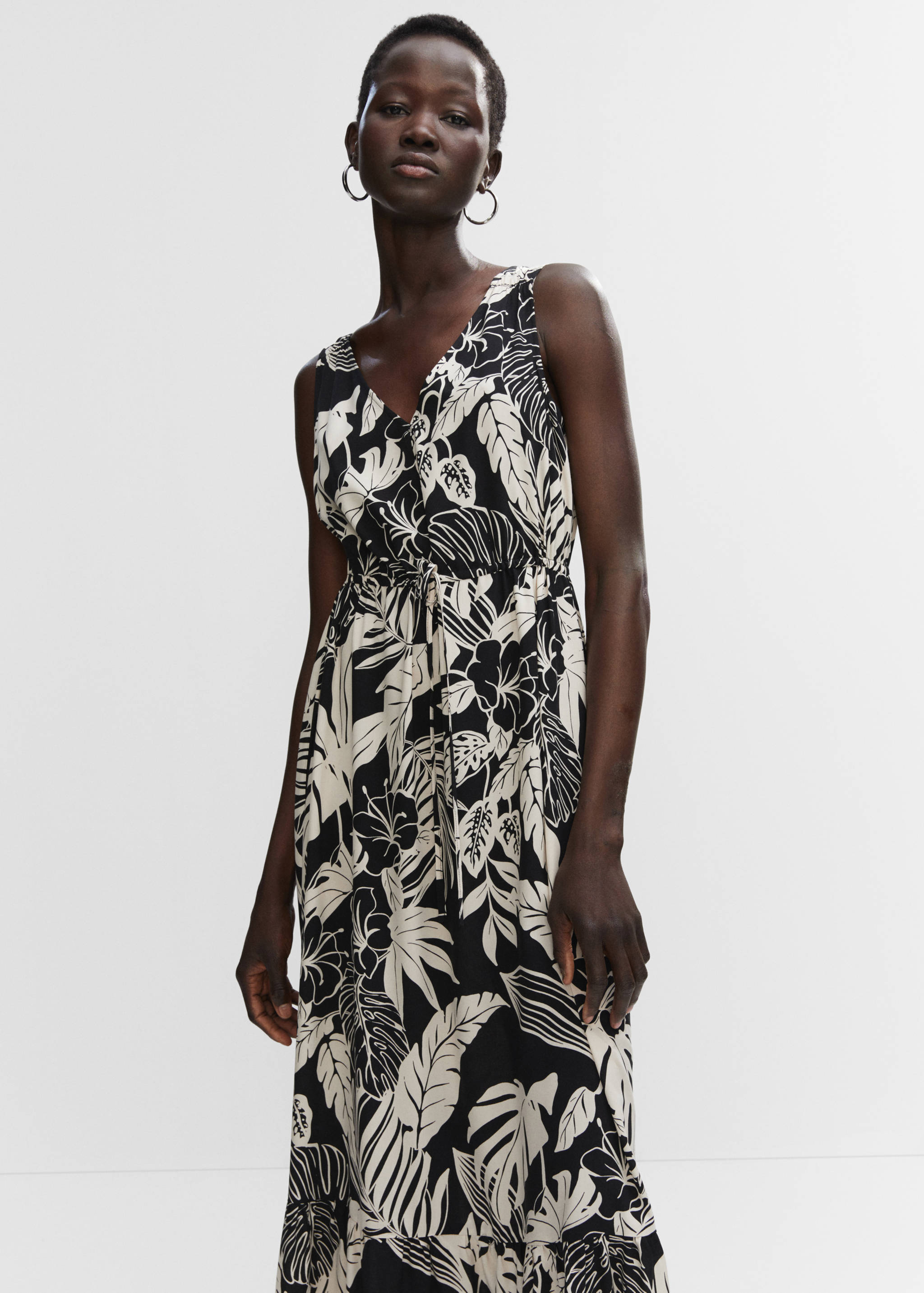 Robe imprimée à nœud - Plan moyen