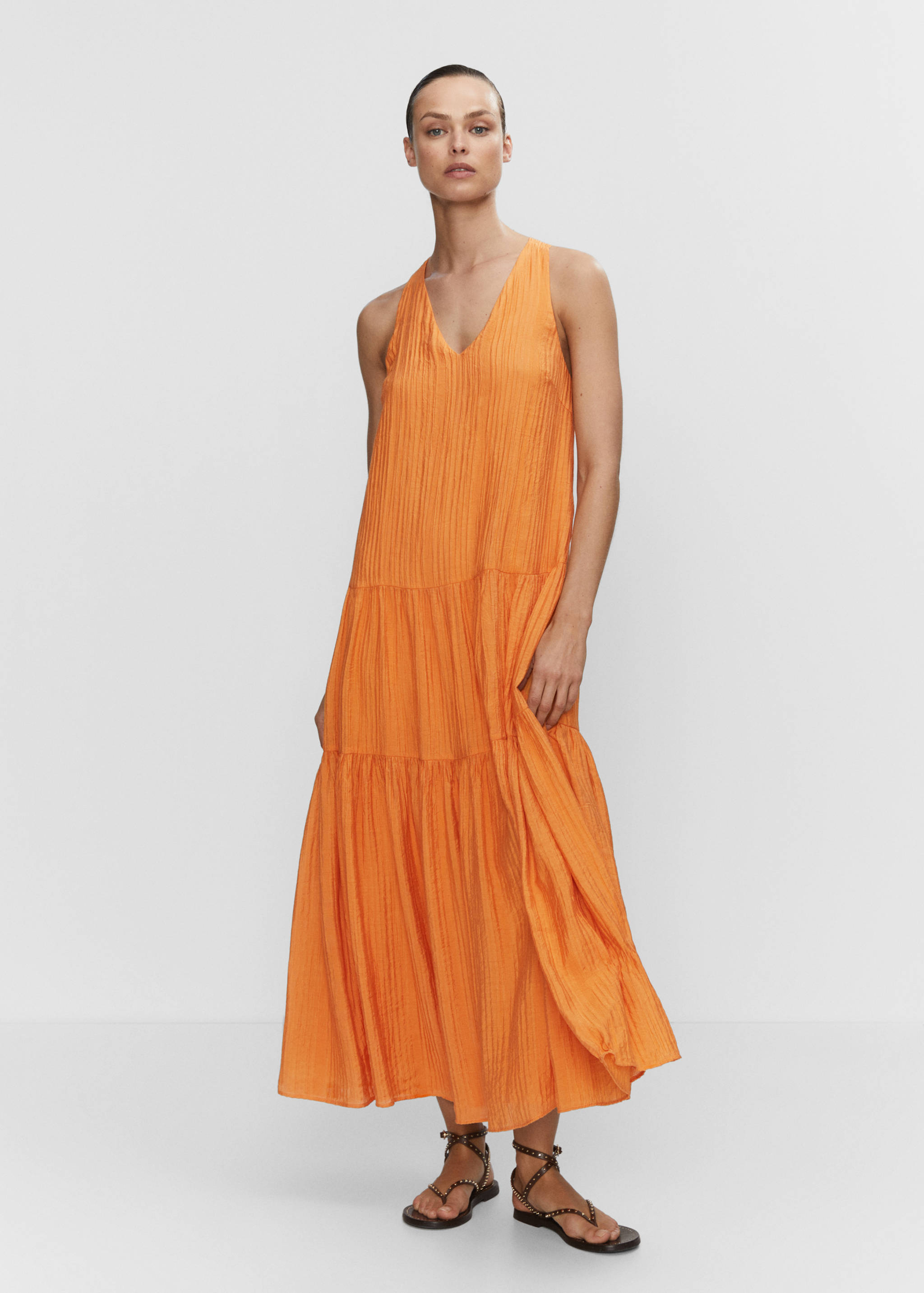 Teksturowana rozkloszowana sukienka - Plan ogólny