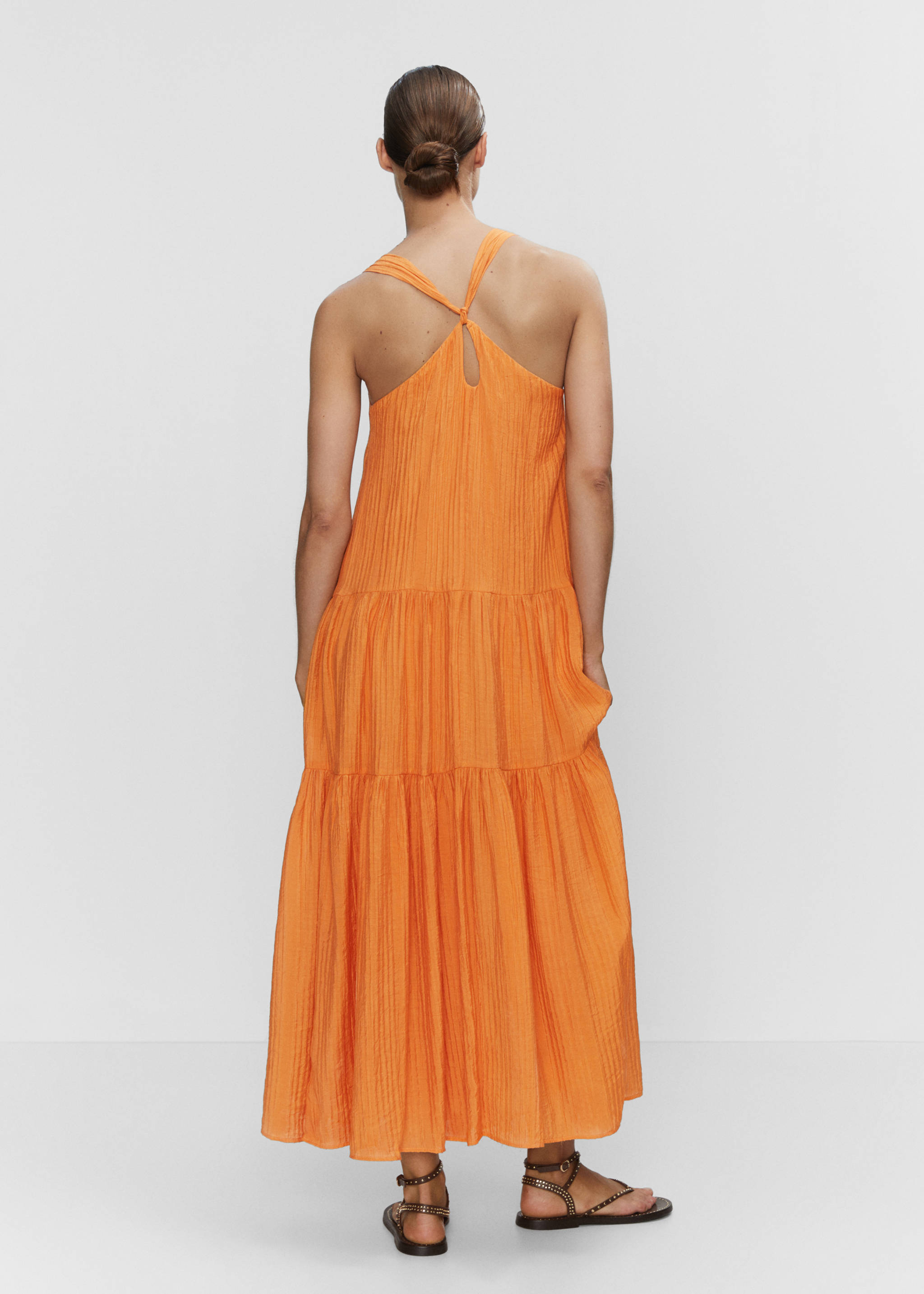 Teksturowana rozkloszowana sukienka - Tylna strona artykułu