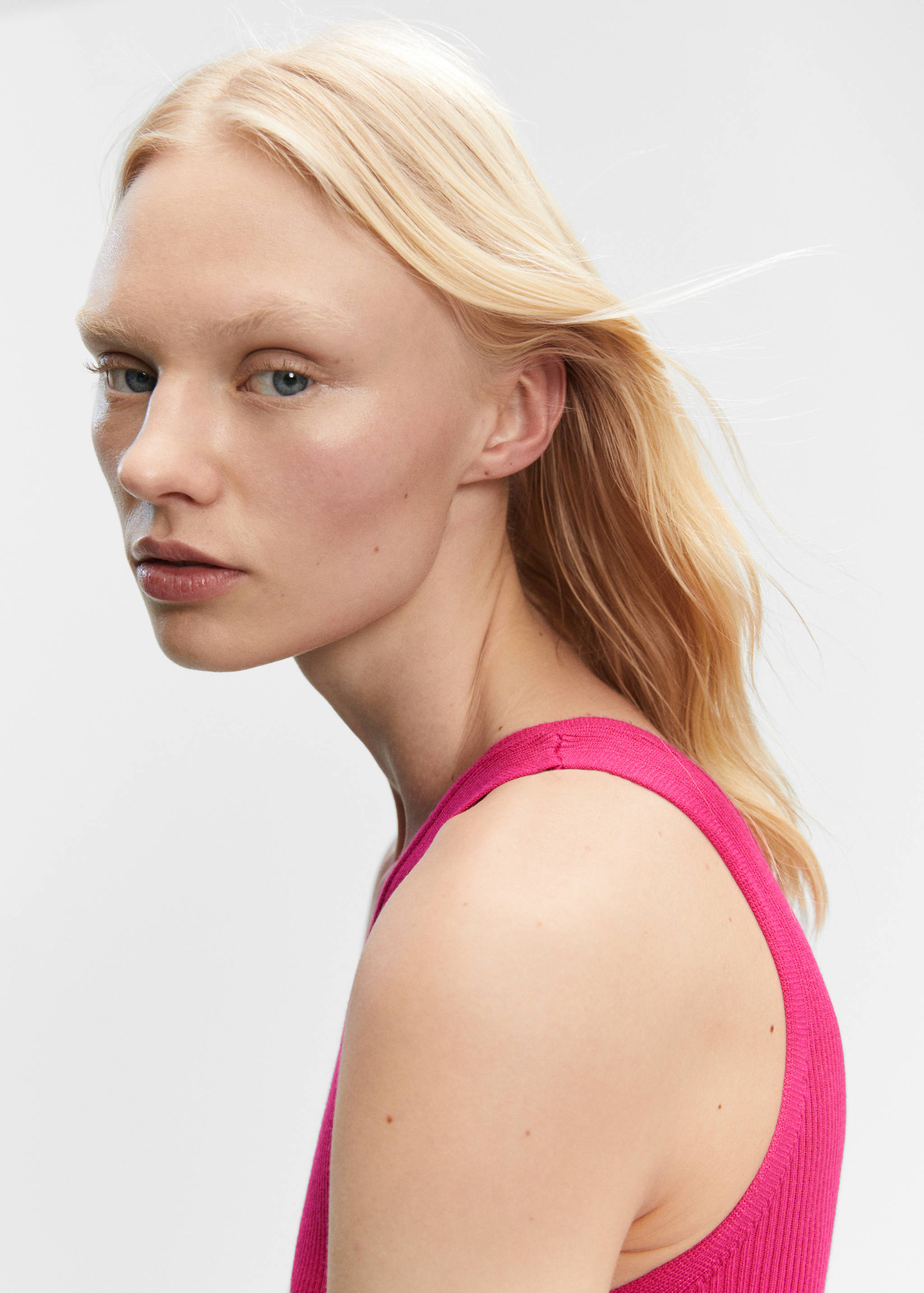 Asymetryczna sukienka z wycięciem - Szczegóły artykułu 1