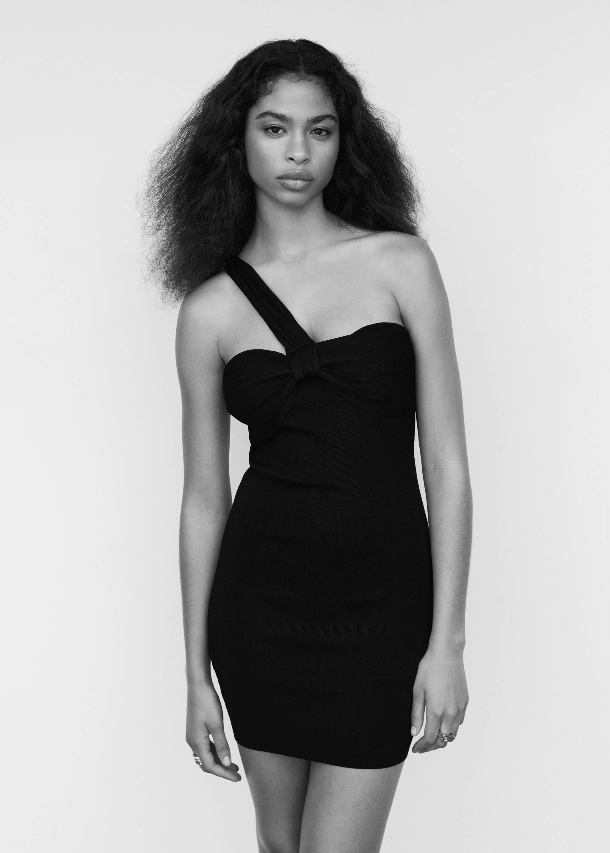 Sukienka na jedno ramię z ozdobnym wiązaniem - Plan średni