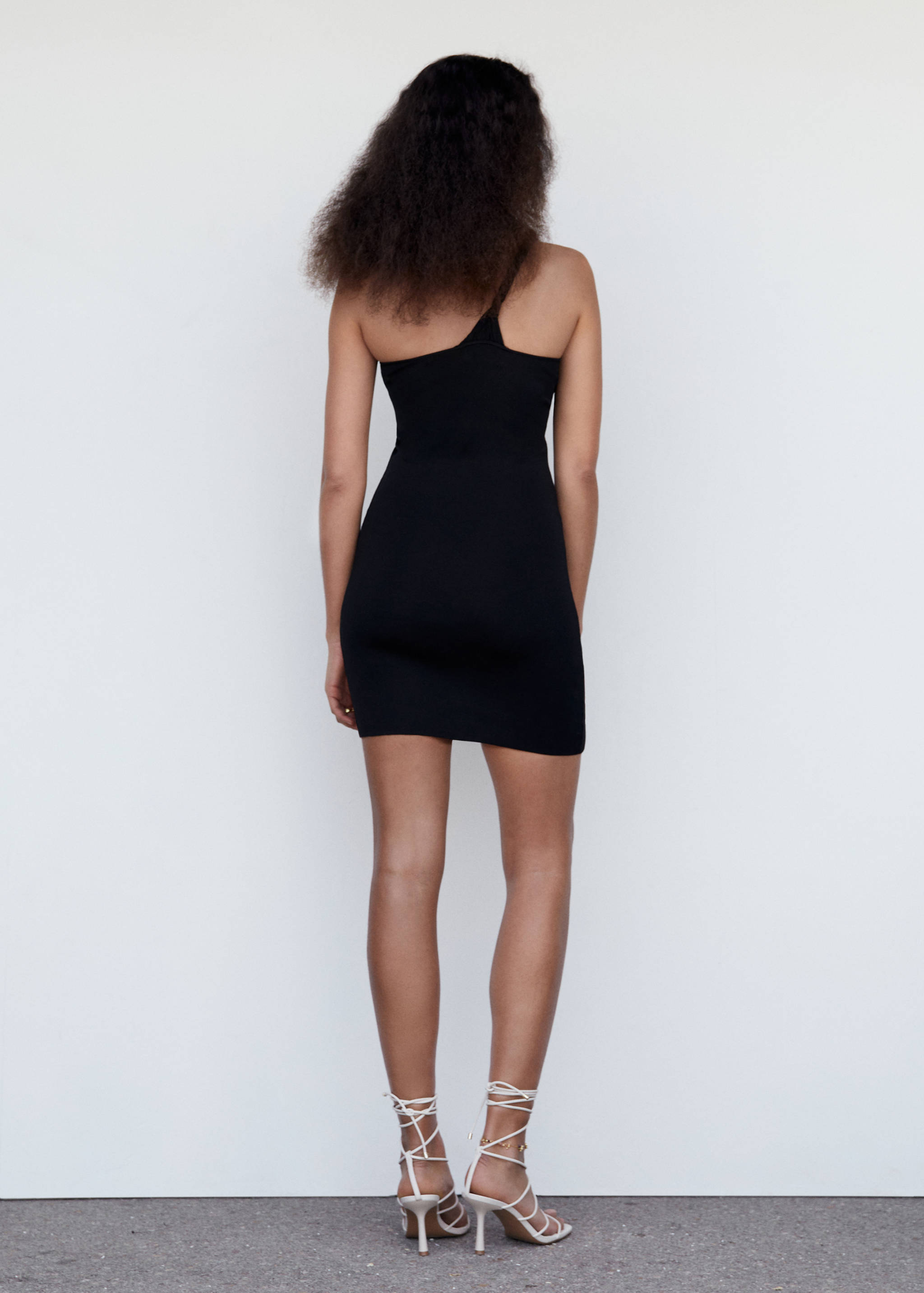 Sukienka na jedno ramię z ozdobnym wiązaniem - Tylna strona artykułu