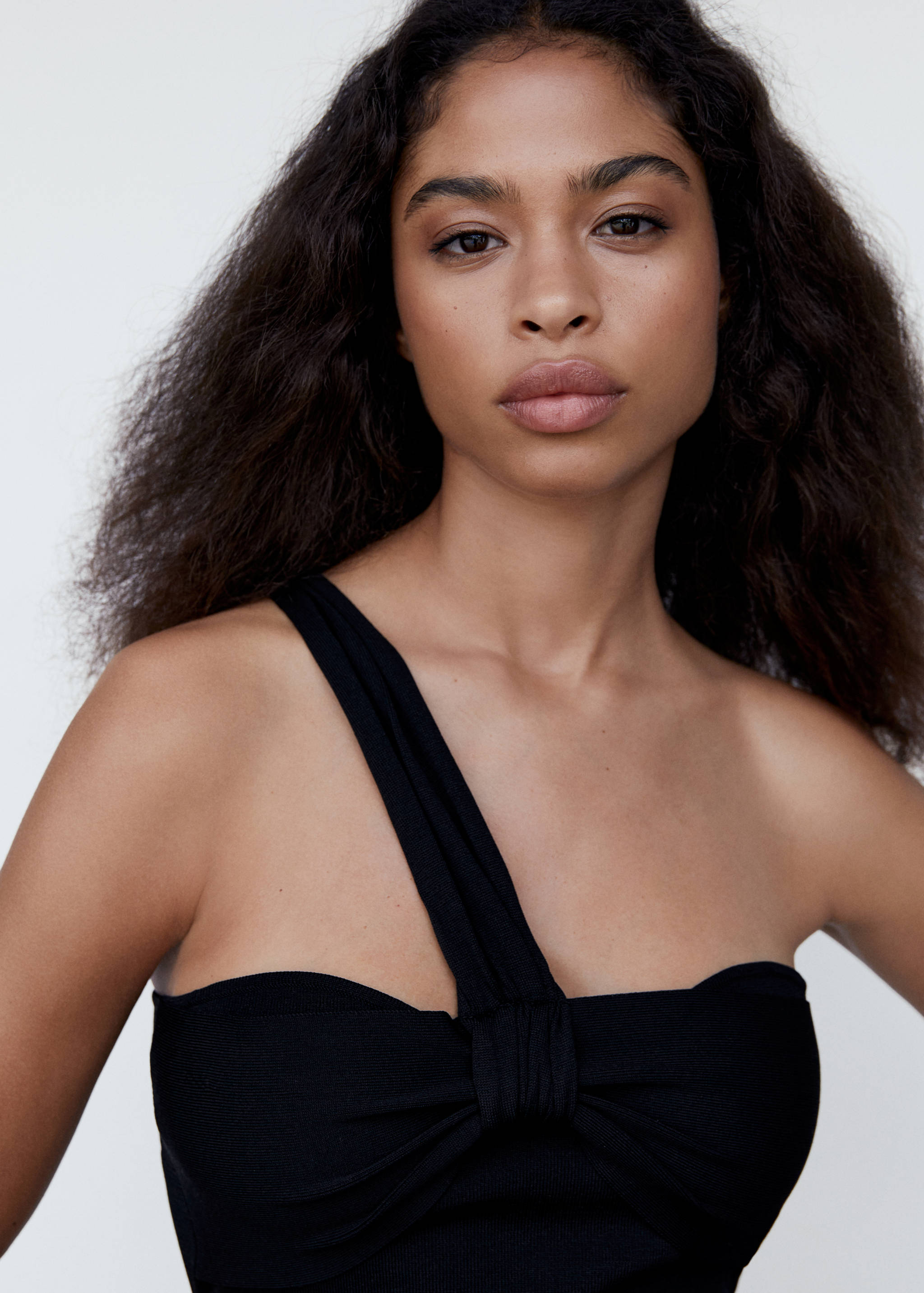 Sukienka na jedno ramię z ozdobnym wiązaniem - Szczegóły artykułu 1