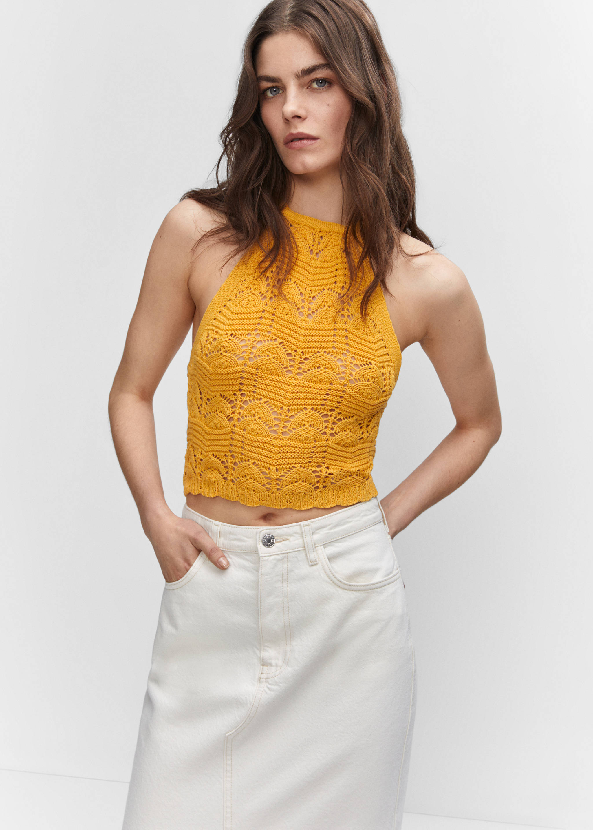 Top crochet cuello halter - Plano medio