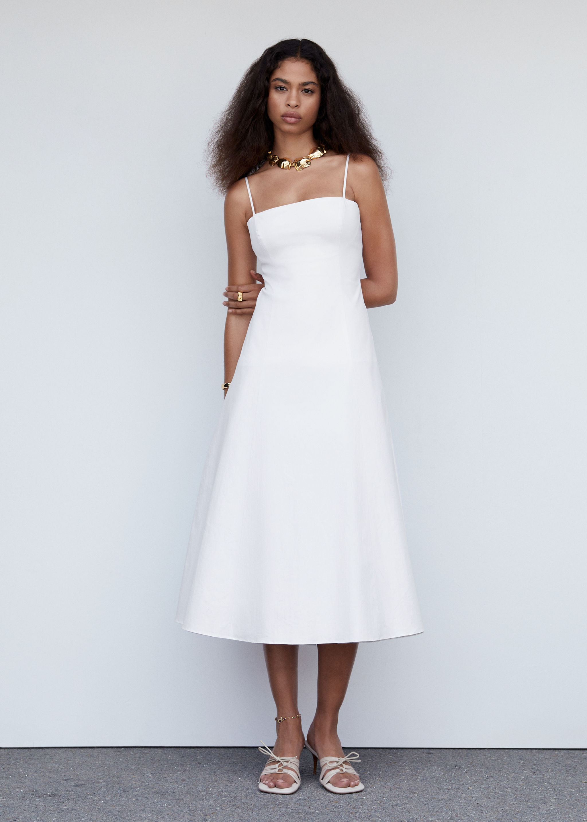 Vestit midi detall esquena - Pla general