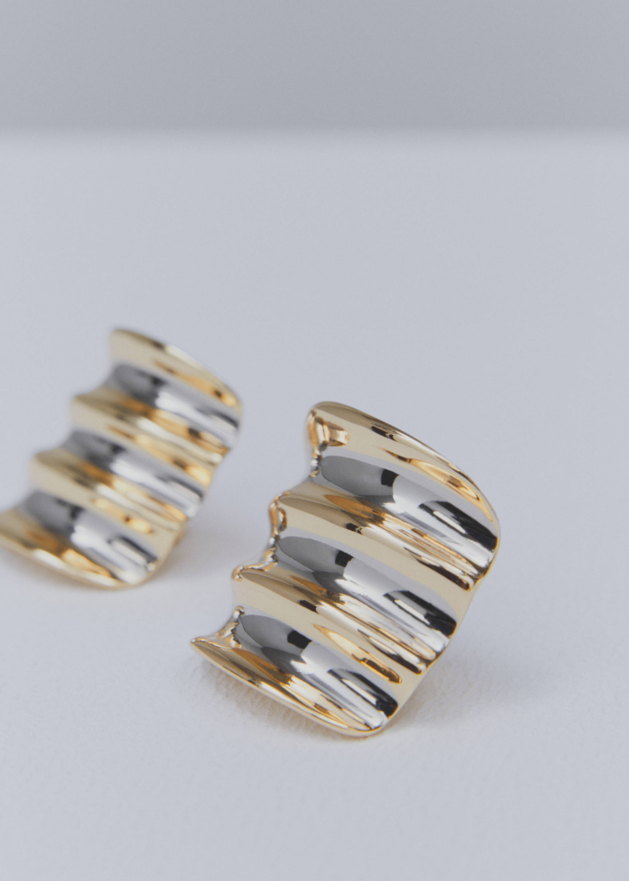 Earrings with wavy relief - Medium plane