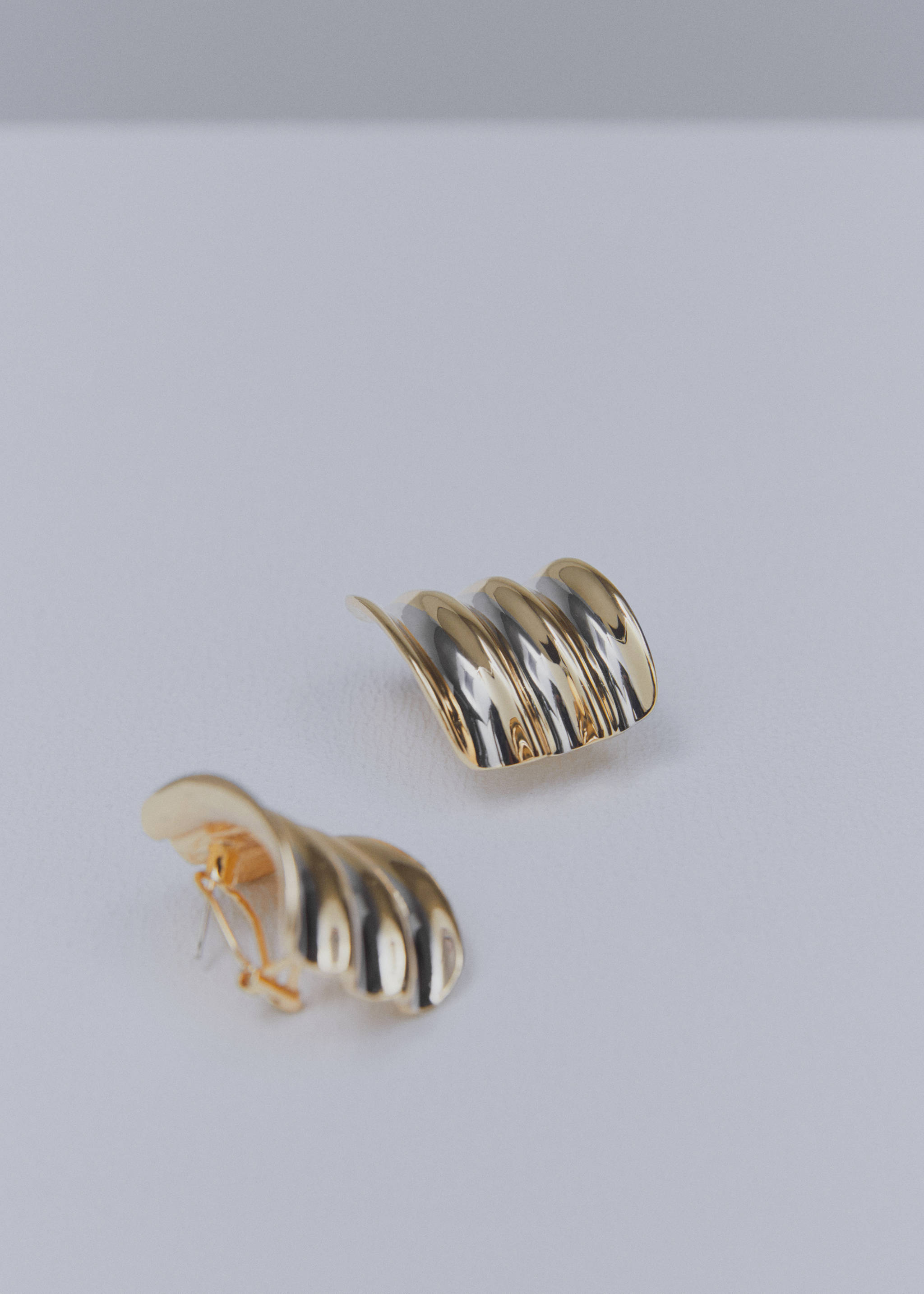 Earrings with wavy relief - Details of the article 1