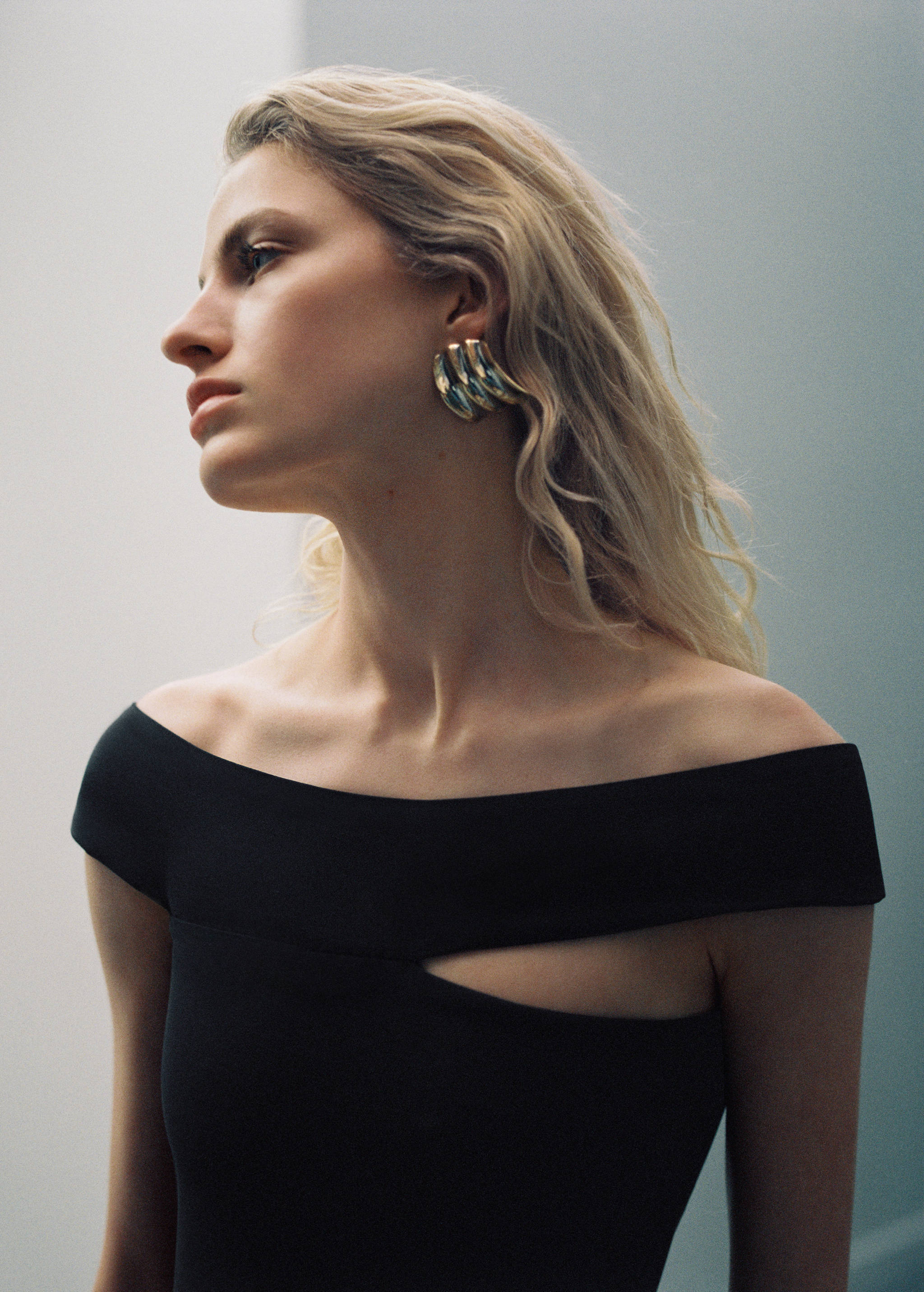 Earrings with wavy relief - Details of the article 9