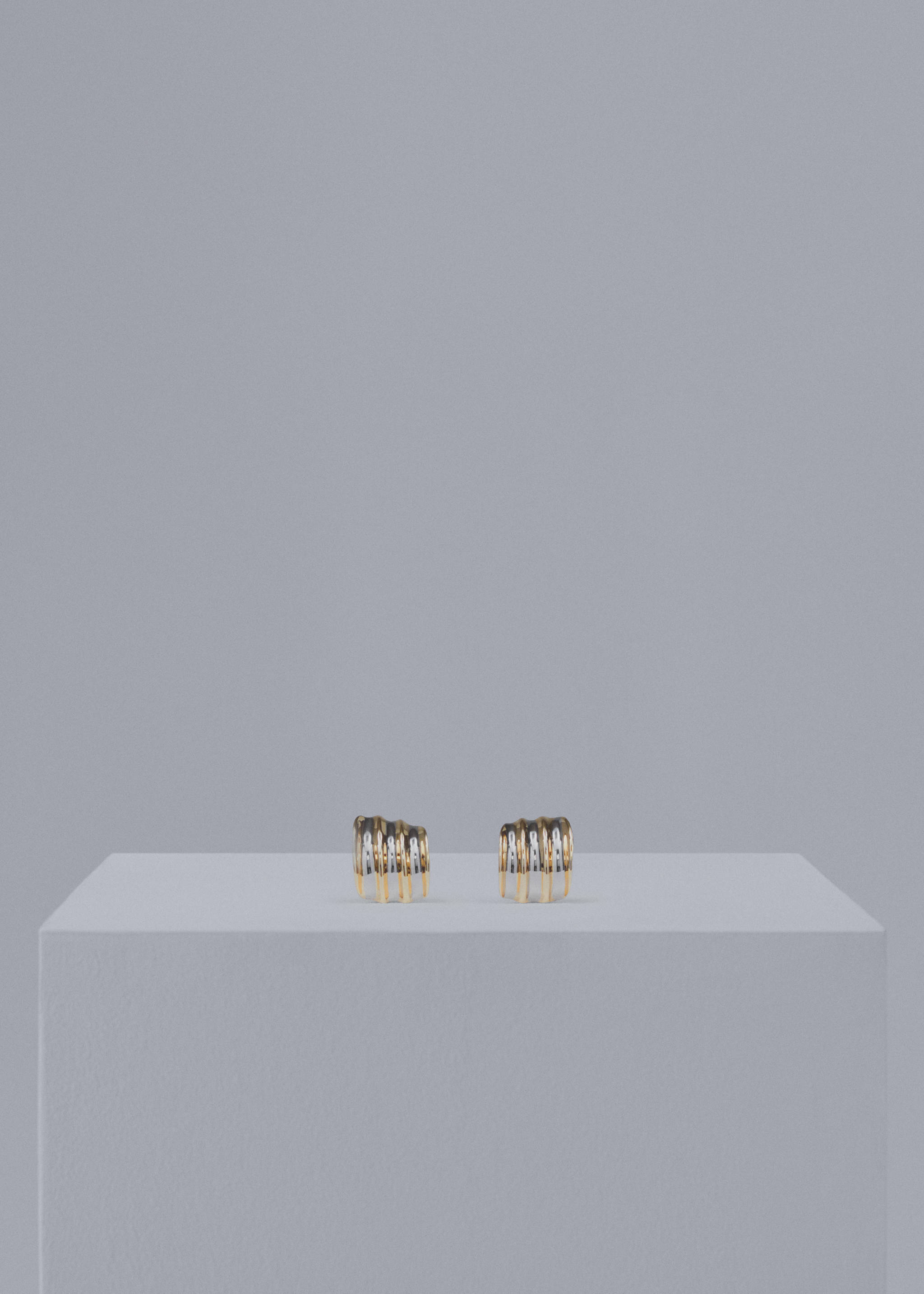Earrings with wavy relief - Article without model