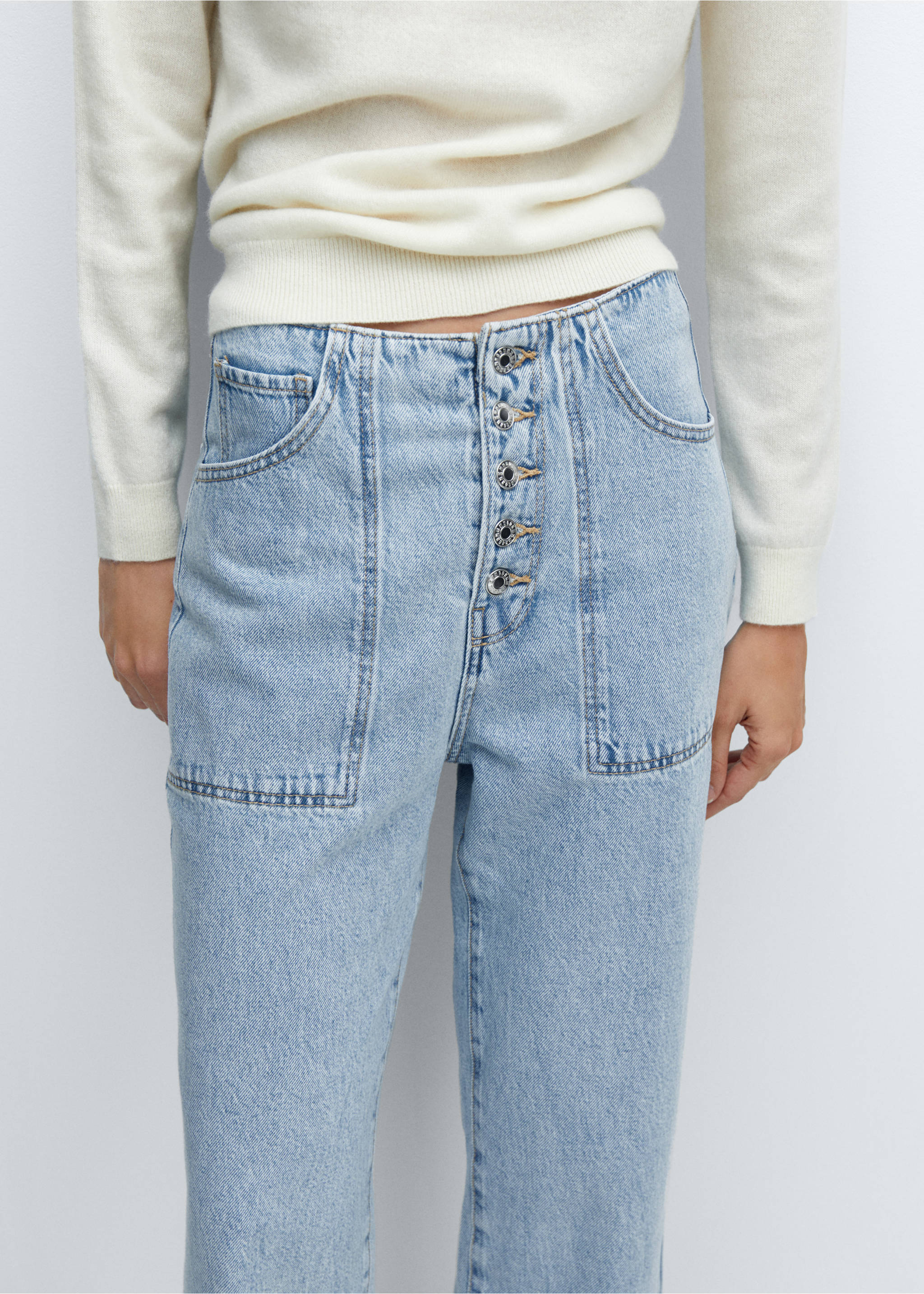 Gerade Crop-Jeans mit Knöpfen - Detail des Artikels 3, Hellblau. Ref: 57052878-00.