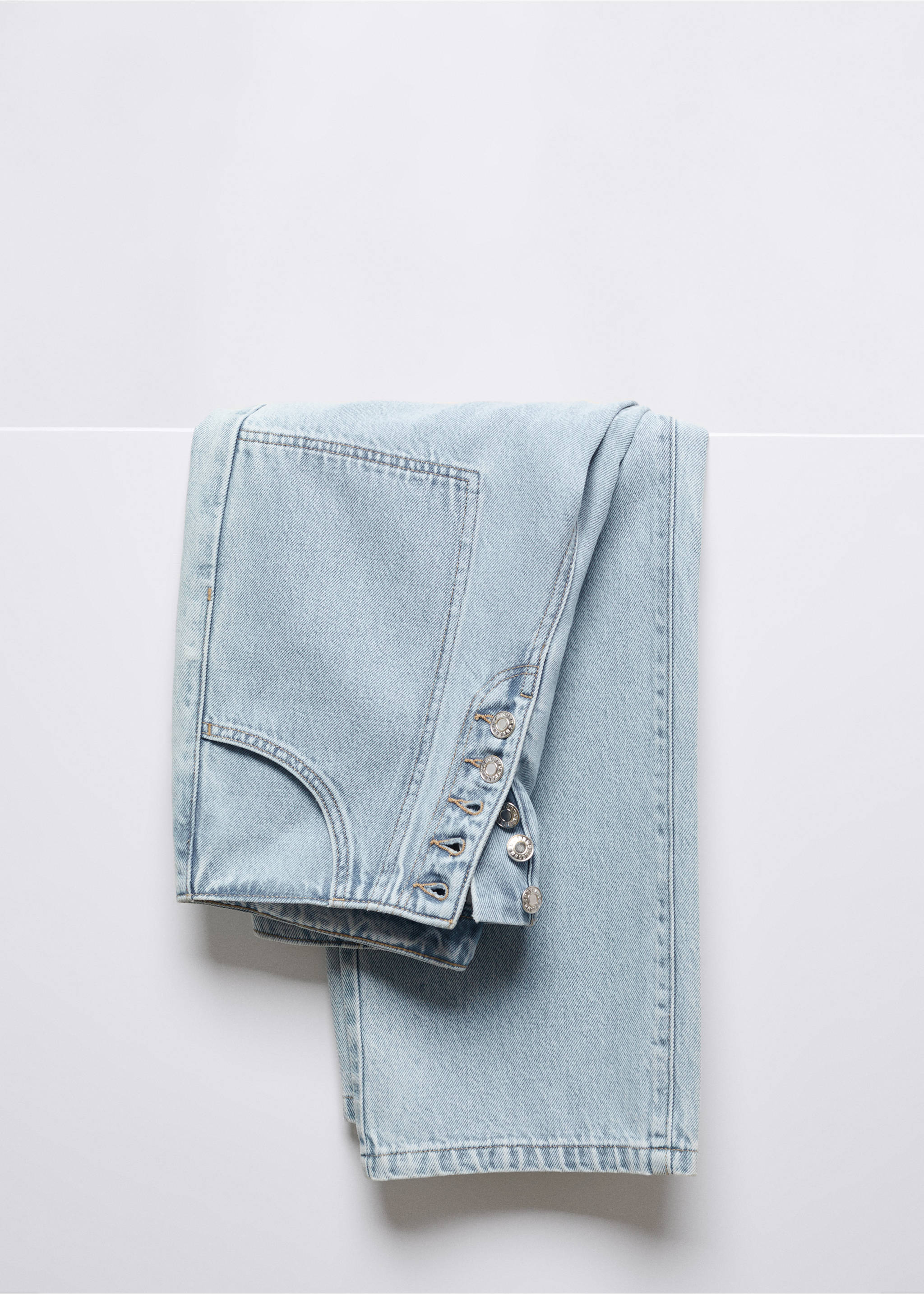 Gerade Crop-Jeans mit Knöpfen - Detail des Artikels 8, Hellblau. Ref: 57052878-00.