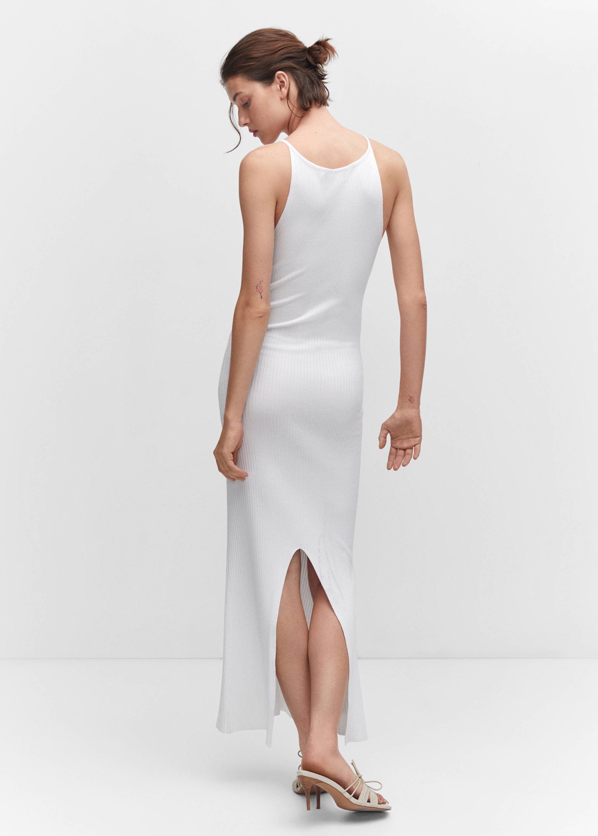 Strickkleid mit Seitenschlitz - Rückseite des Artikels