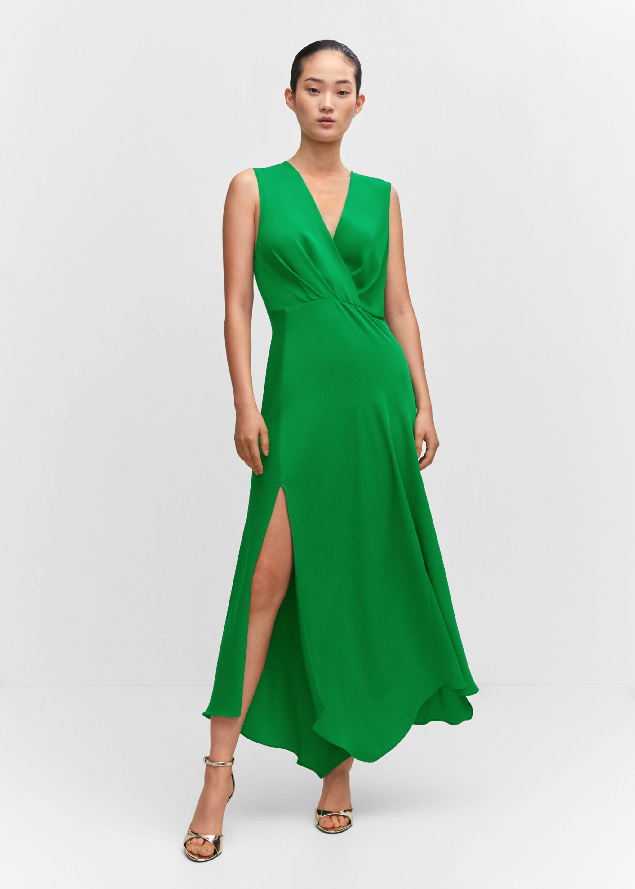 Asymmetrical dress with side slit - General plane
