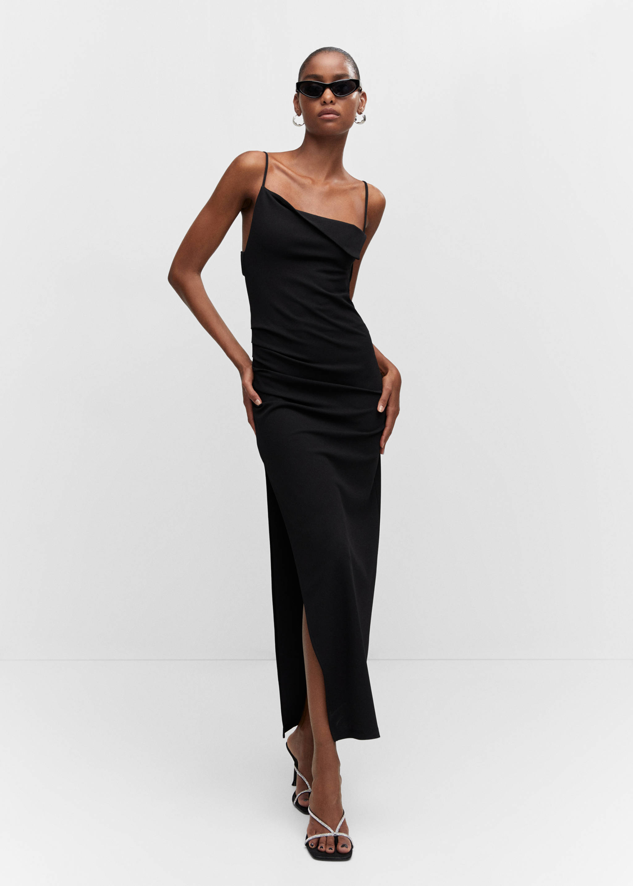 Asymmetrical dress with side slit - General plane