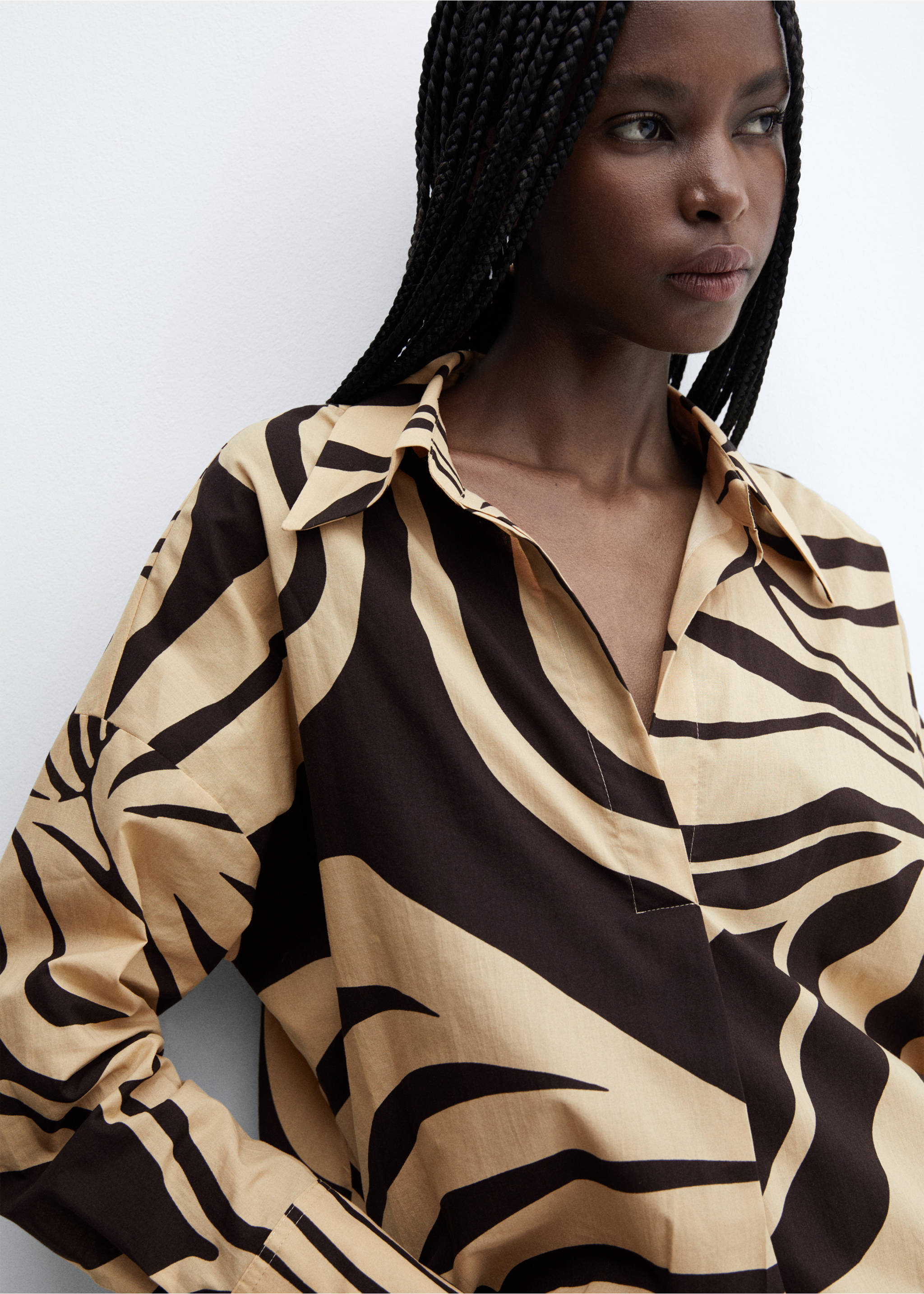 Printed oversize shirt - Details of the article 1, Sand. Ref: 57054016-00.