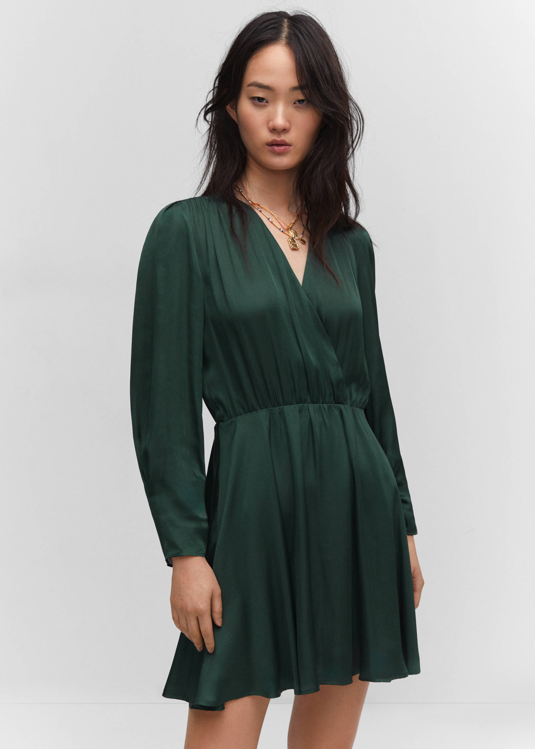 Vestido satinado cruzado - Plano medio