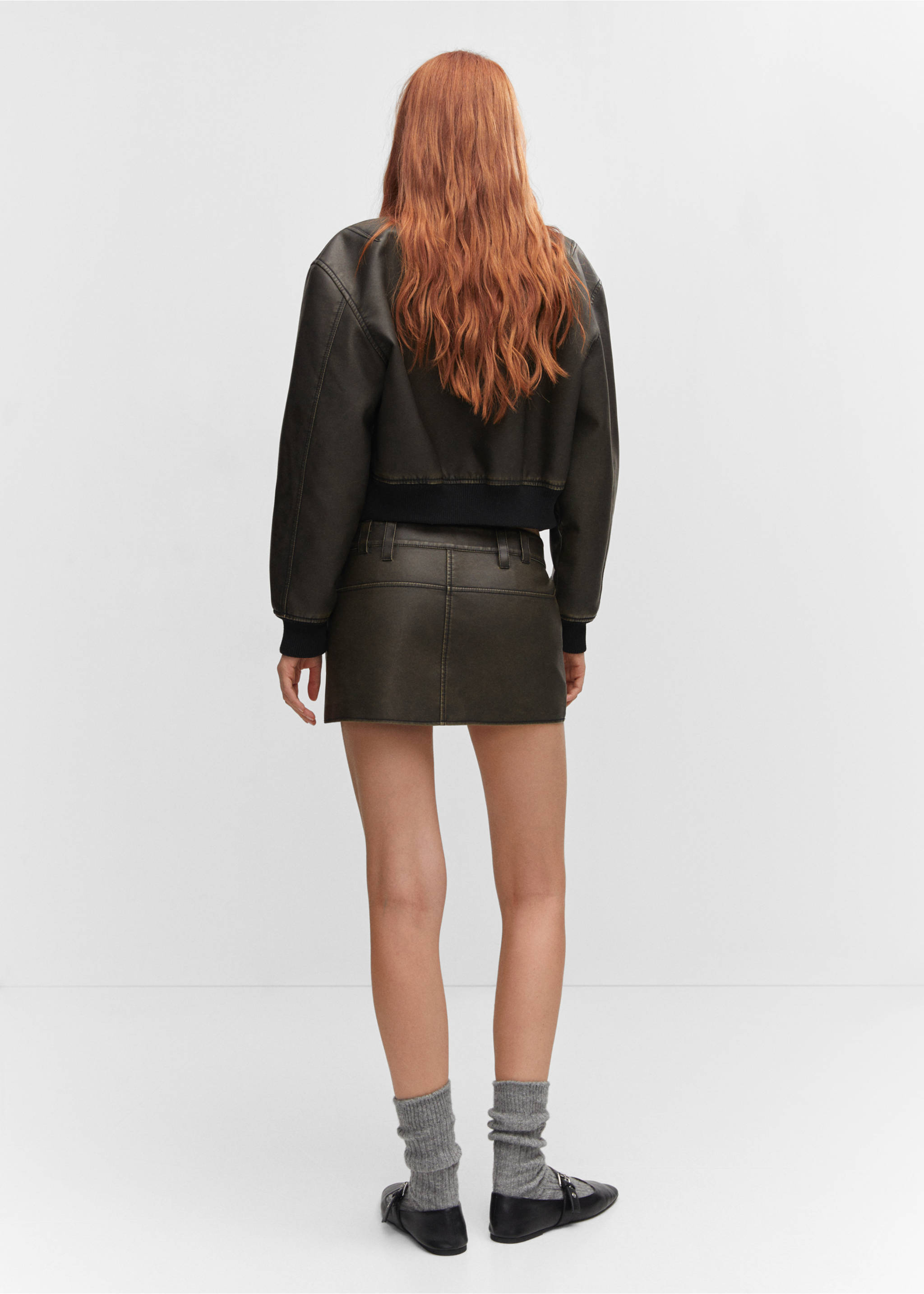 Worn-effect leather skirt - Reverse of the article, Black. Ref: 57054406-00.