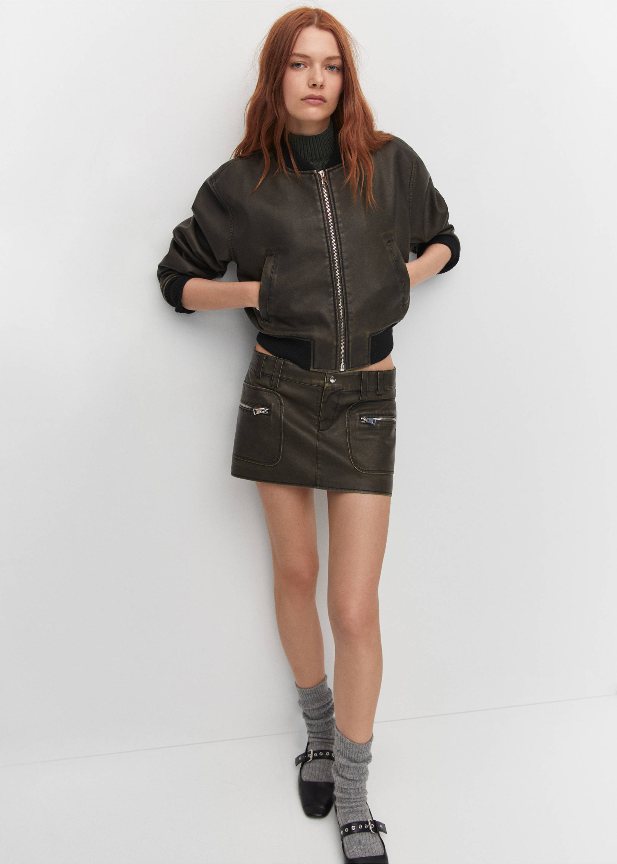 Worn-effect leather skirt - Details of the article 2, Black. Ref: 57054406-00.