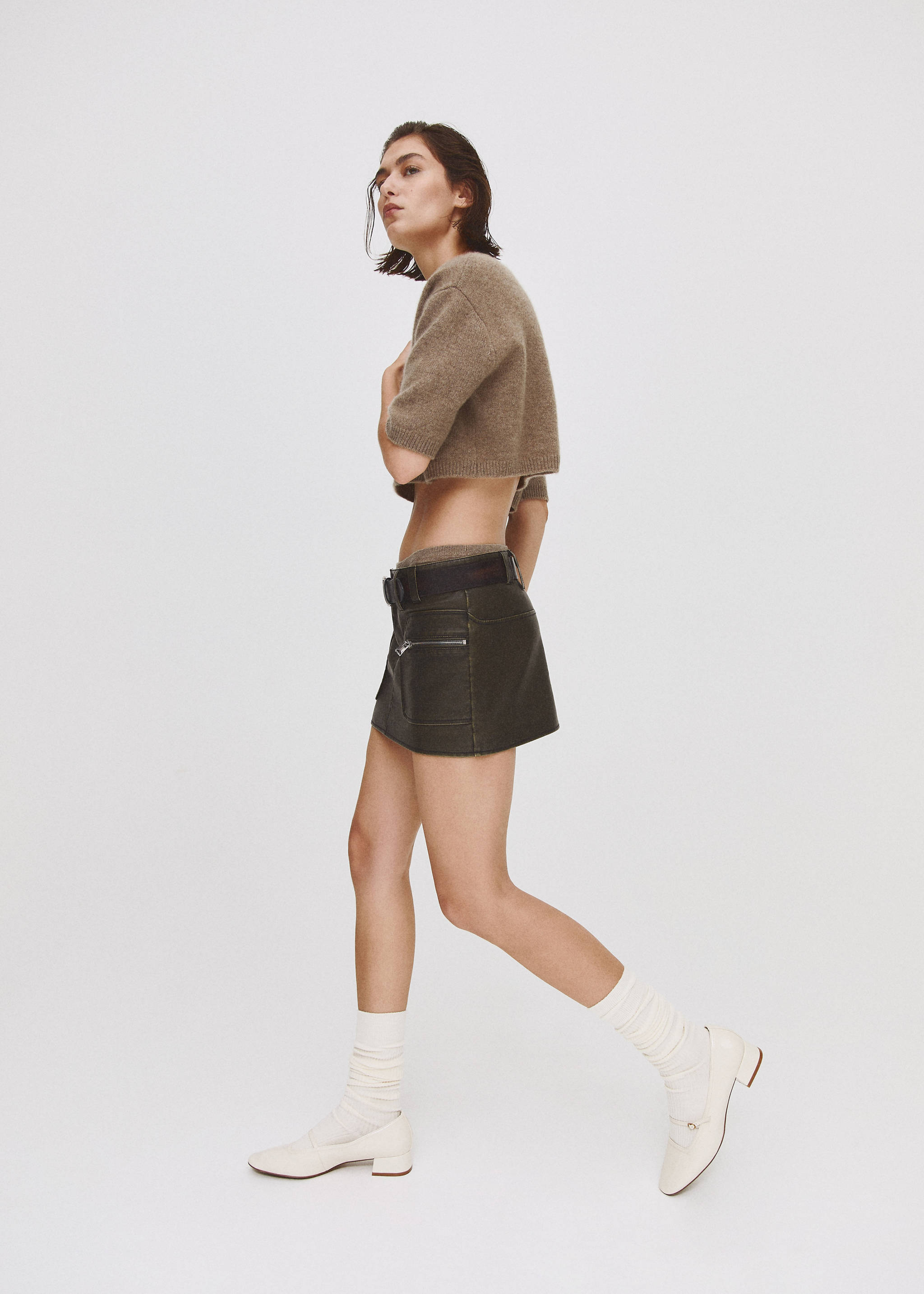 Worn-effect leather skirt - Details of the article 7, Black. Ref: 57054406-00.