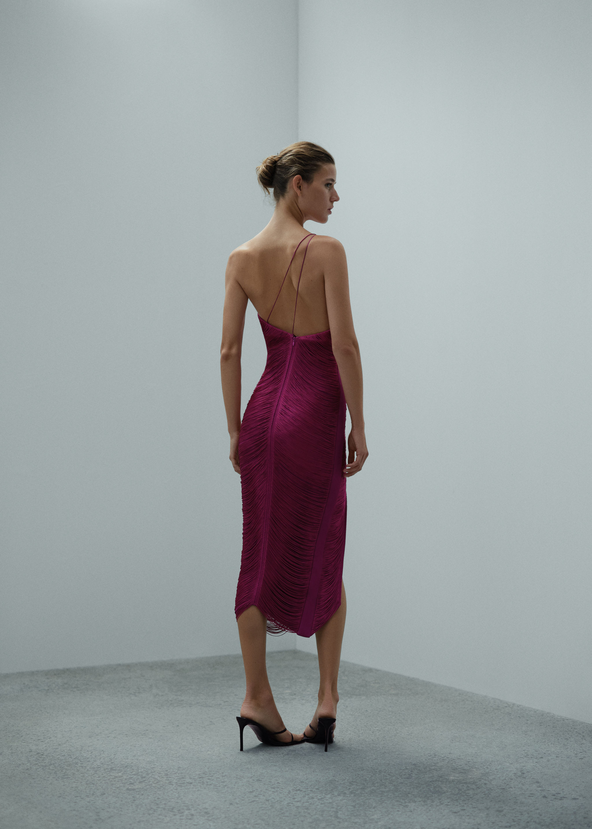 Vestido assimétrico com franjas - Verso do artigo