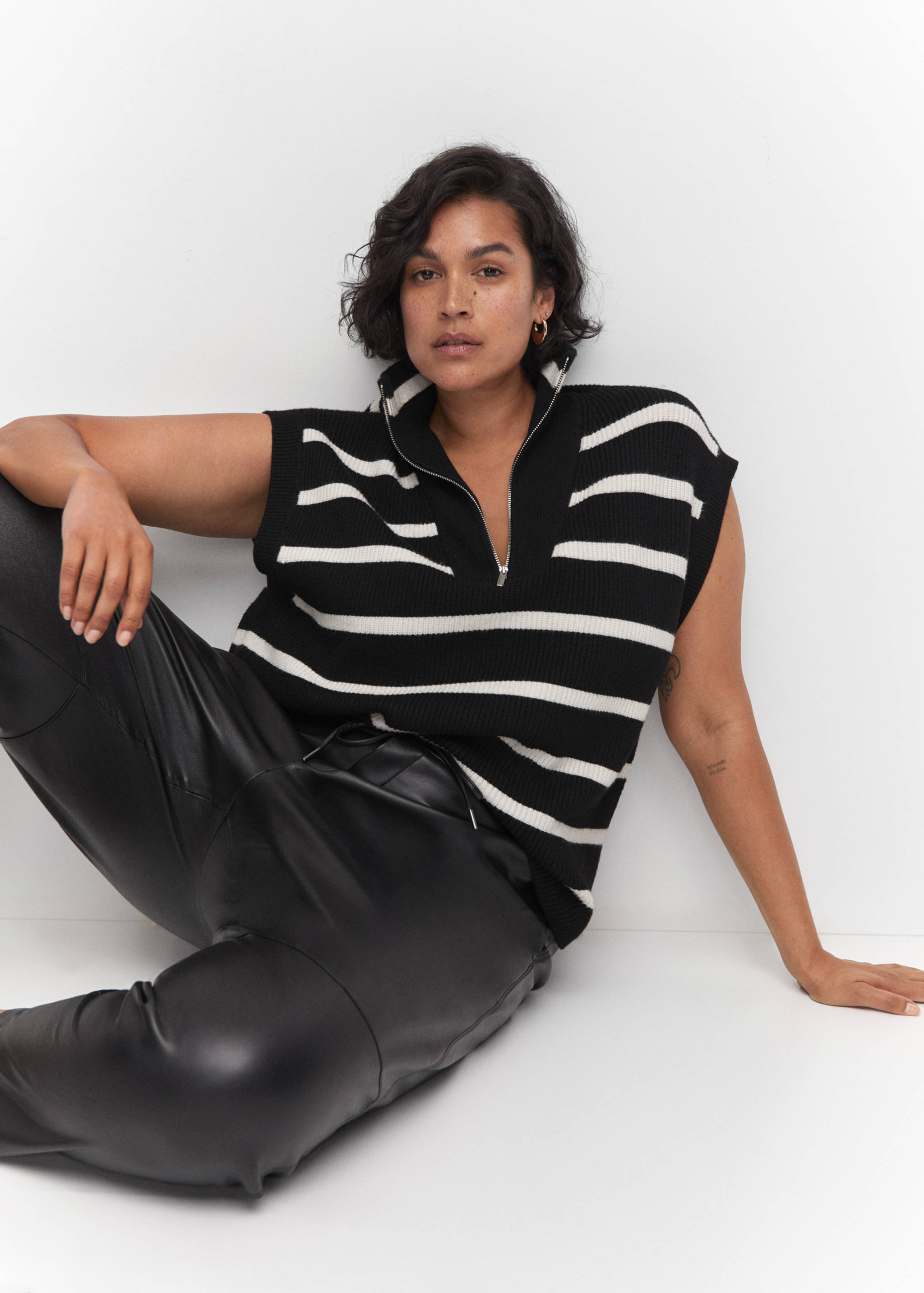 Kalhoty s elastickým pasem a koženým efektem - Detail zboží 4