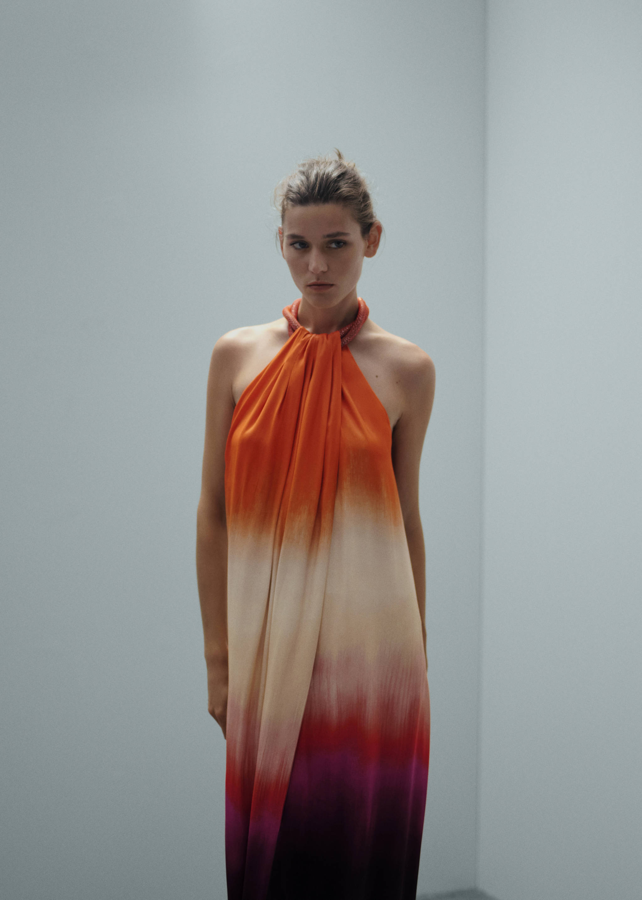 Structured satin dress with rhinestone neckline - Medium plane