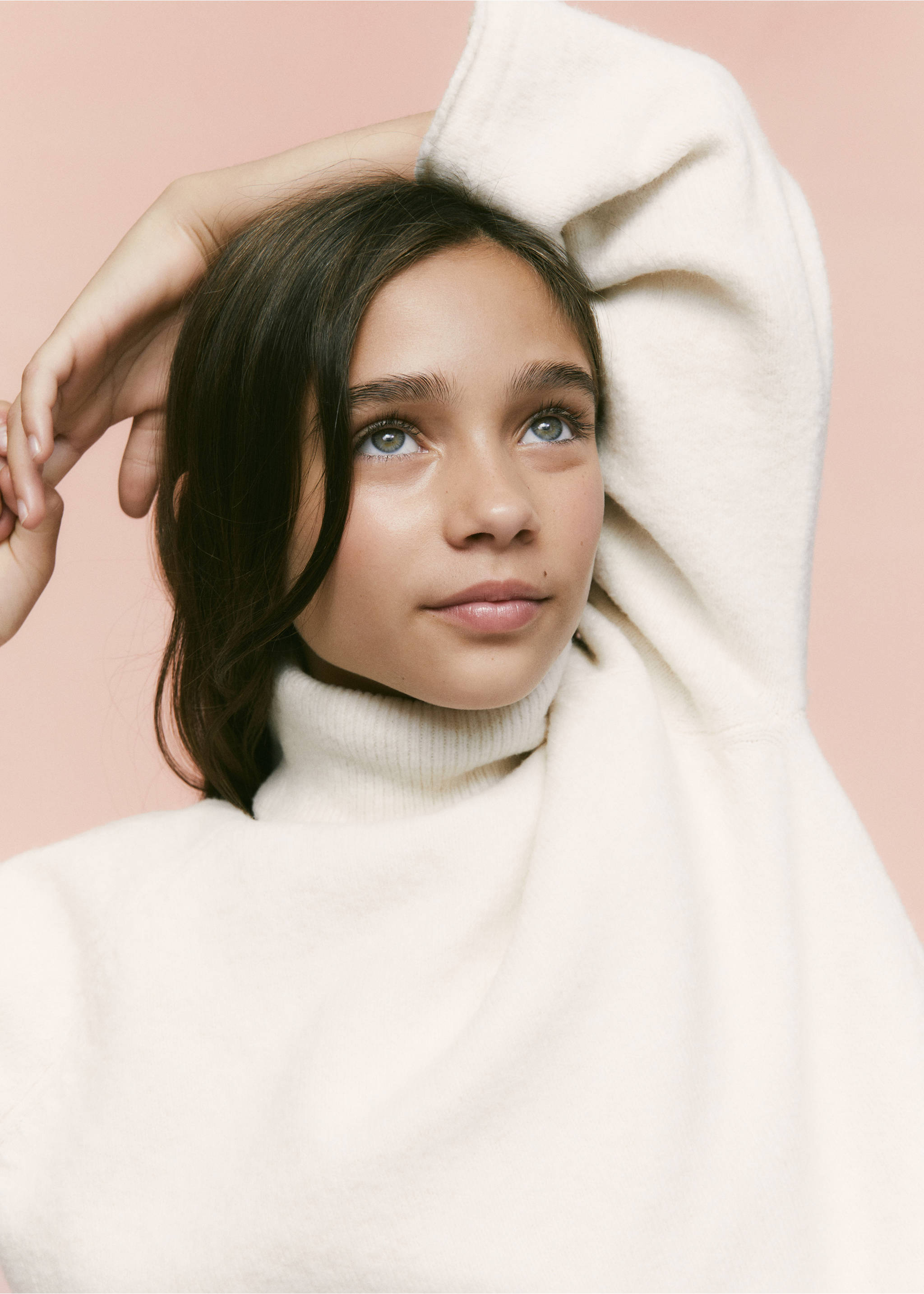 Turtleneck knit sweater - Details of the article 5, Ecru. Ref: 57055961-00.