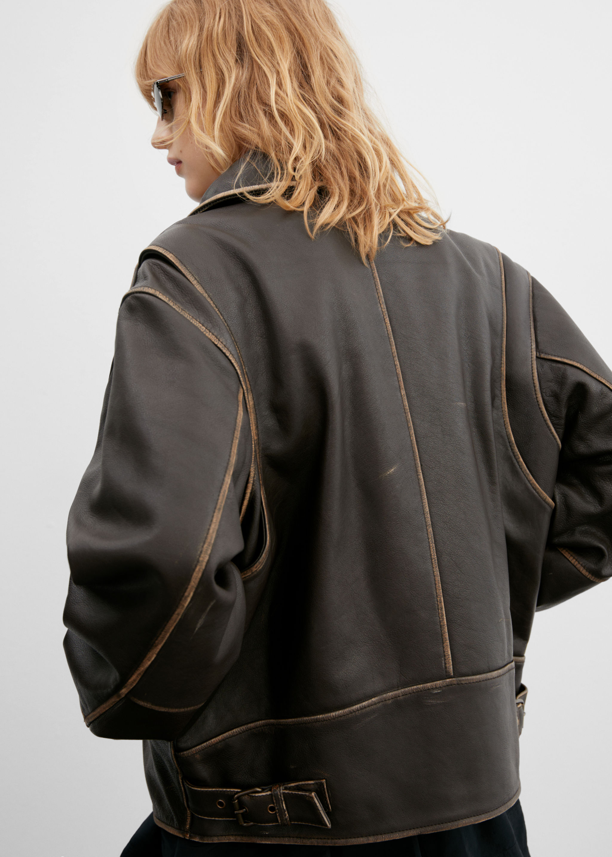 Oversized worn-effect leather jacket - Reverse of the article