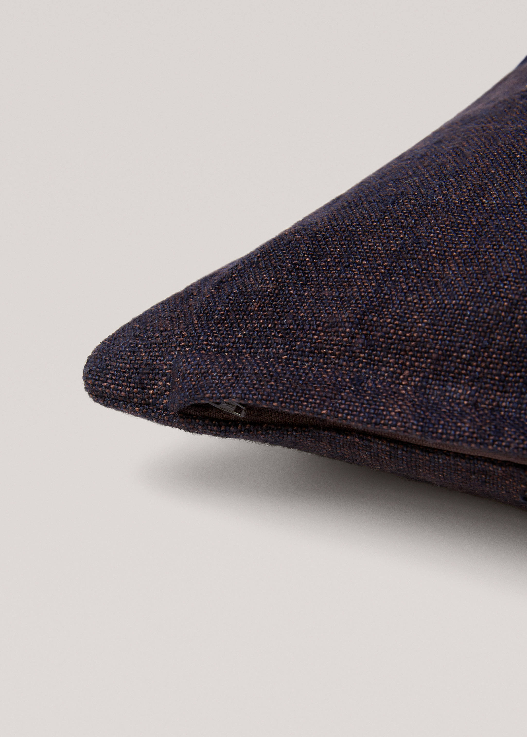 Contrast linen cushion cover 45x45cm - Details of the article 3