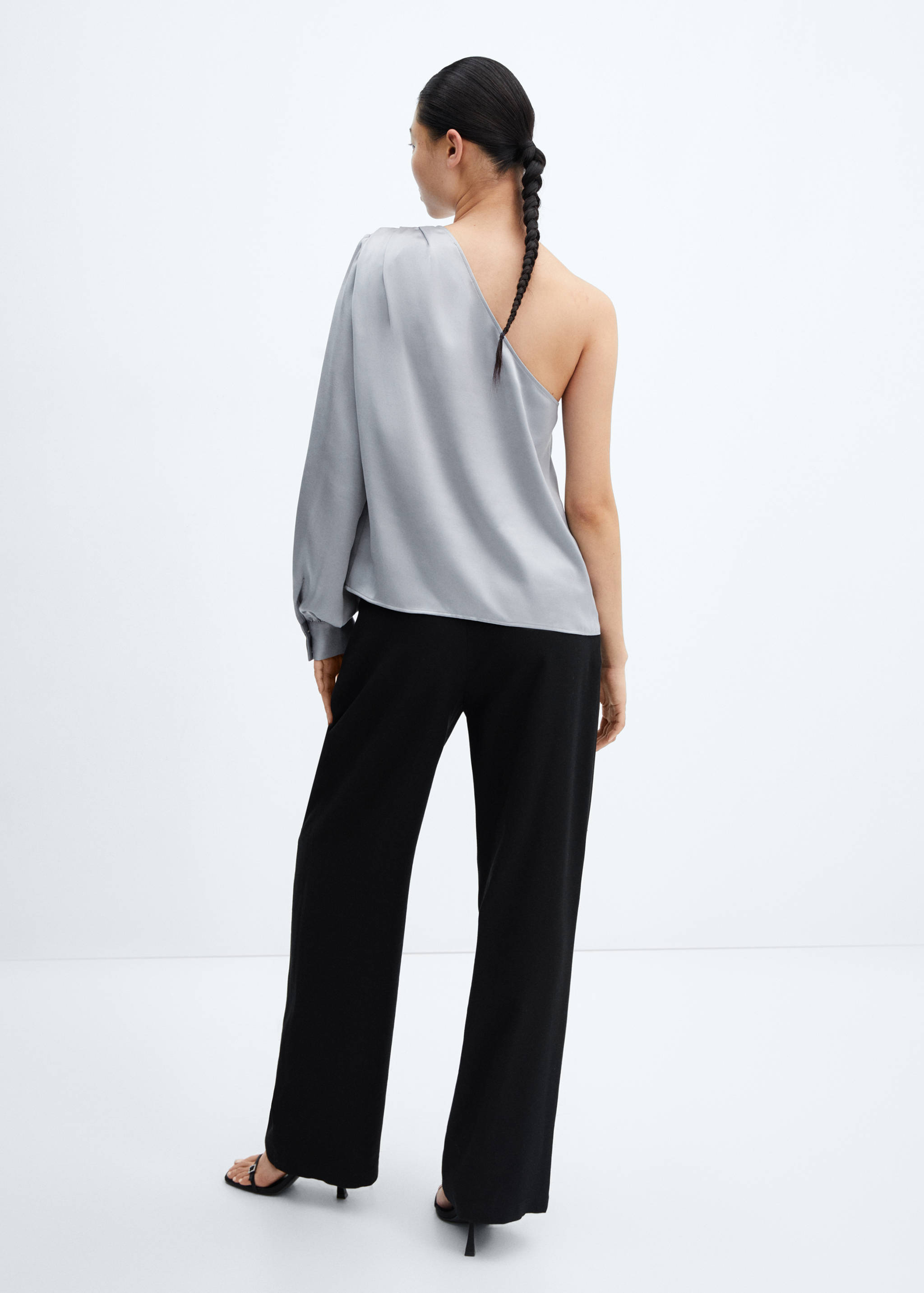 Off-the-shoulder blouse - Reverse of the article