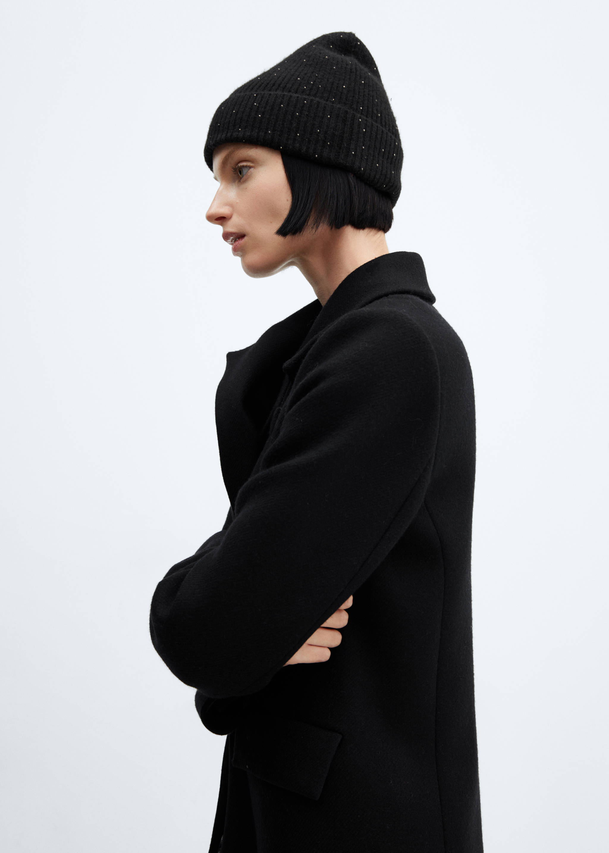 Knitted hat with shiny details - General plane