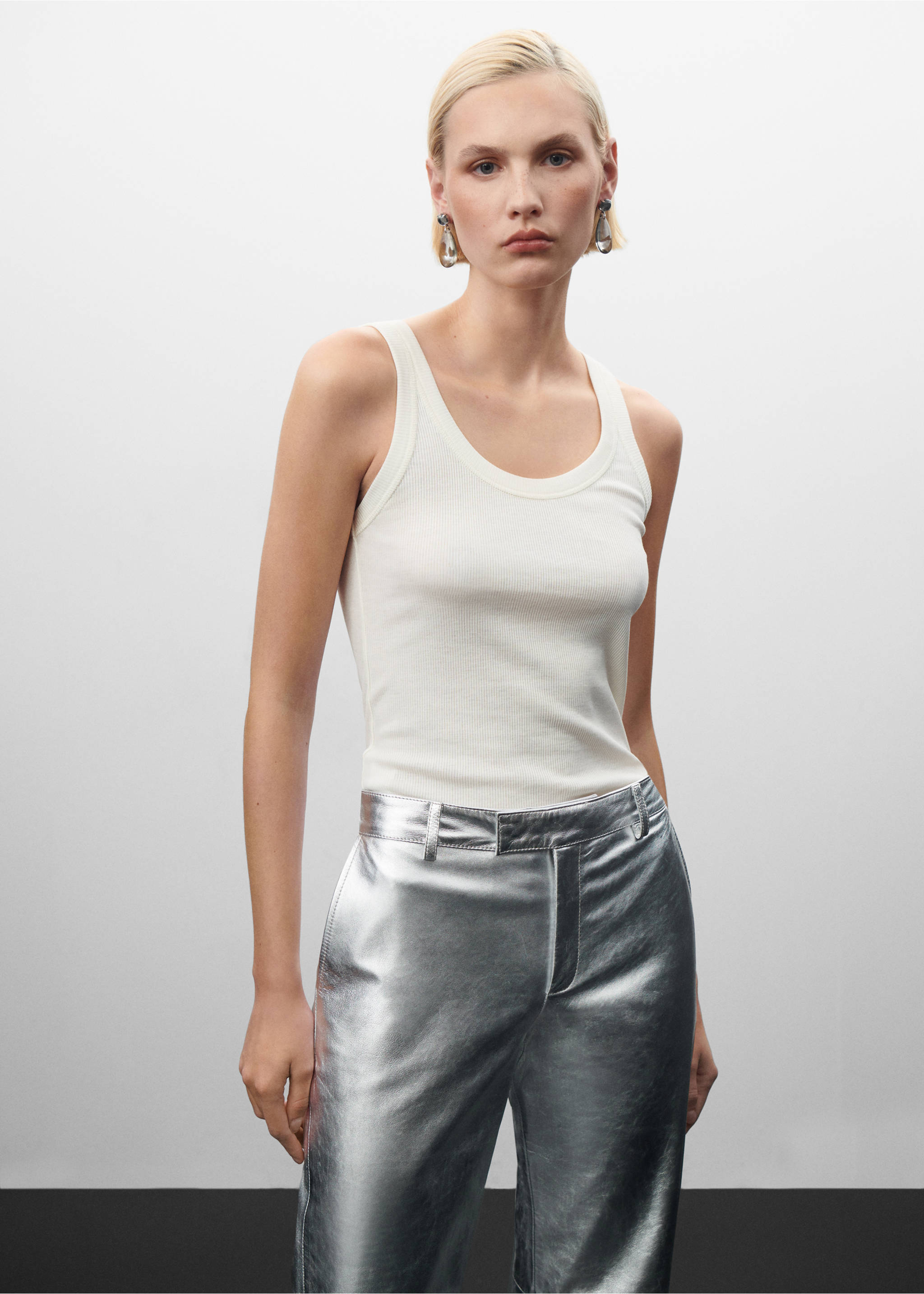 Metallic leather trousers - Details of the article 1, Silver. Ref: 57059114-00.