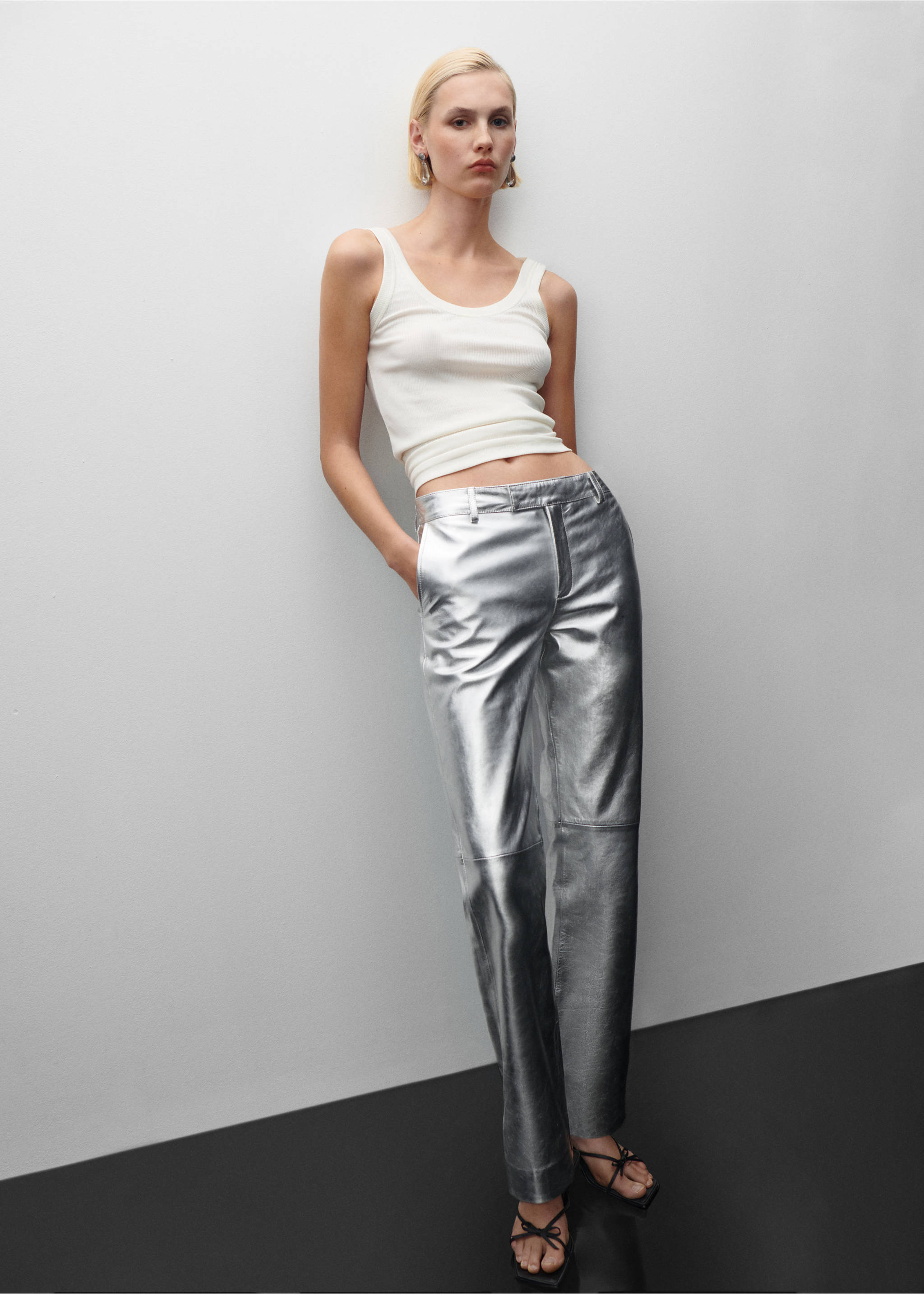 Metallic leather trousers - Details of the article 2, Silver. Ref: 57059114-00.