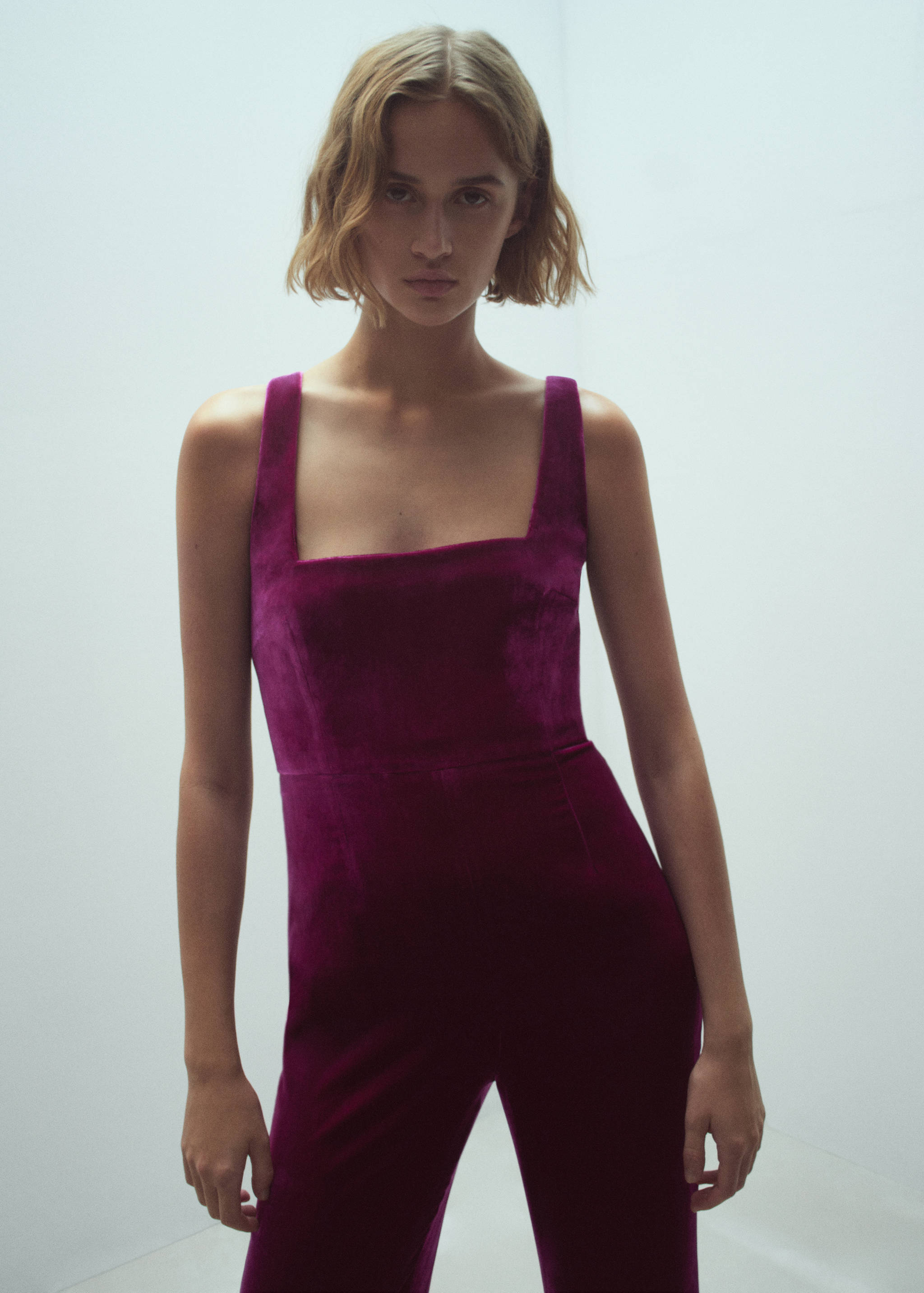 Flared velour jumpsuit with wide straps - Medium plane