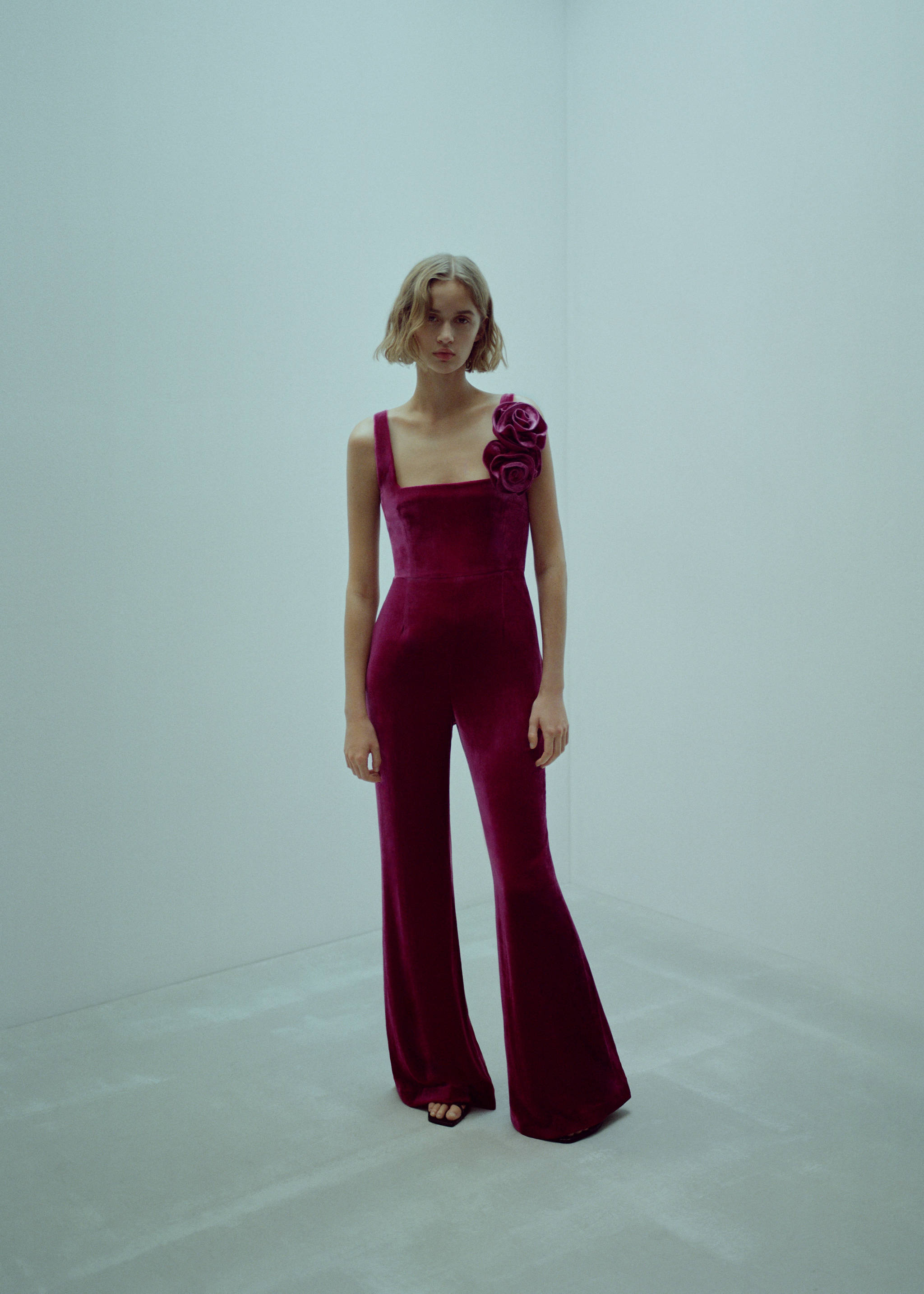 Flared velour jumpsuit with wide straps - Details of the article 7, Pink. Ref: 57059121-00.